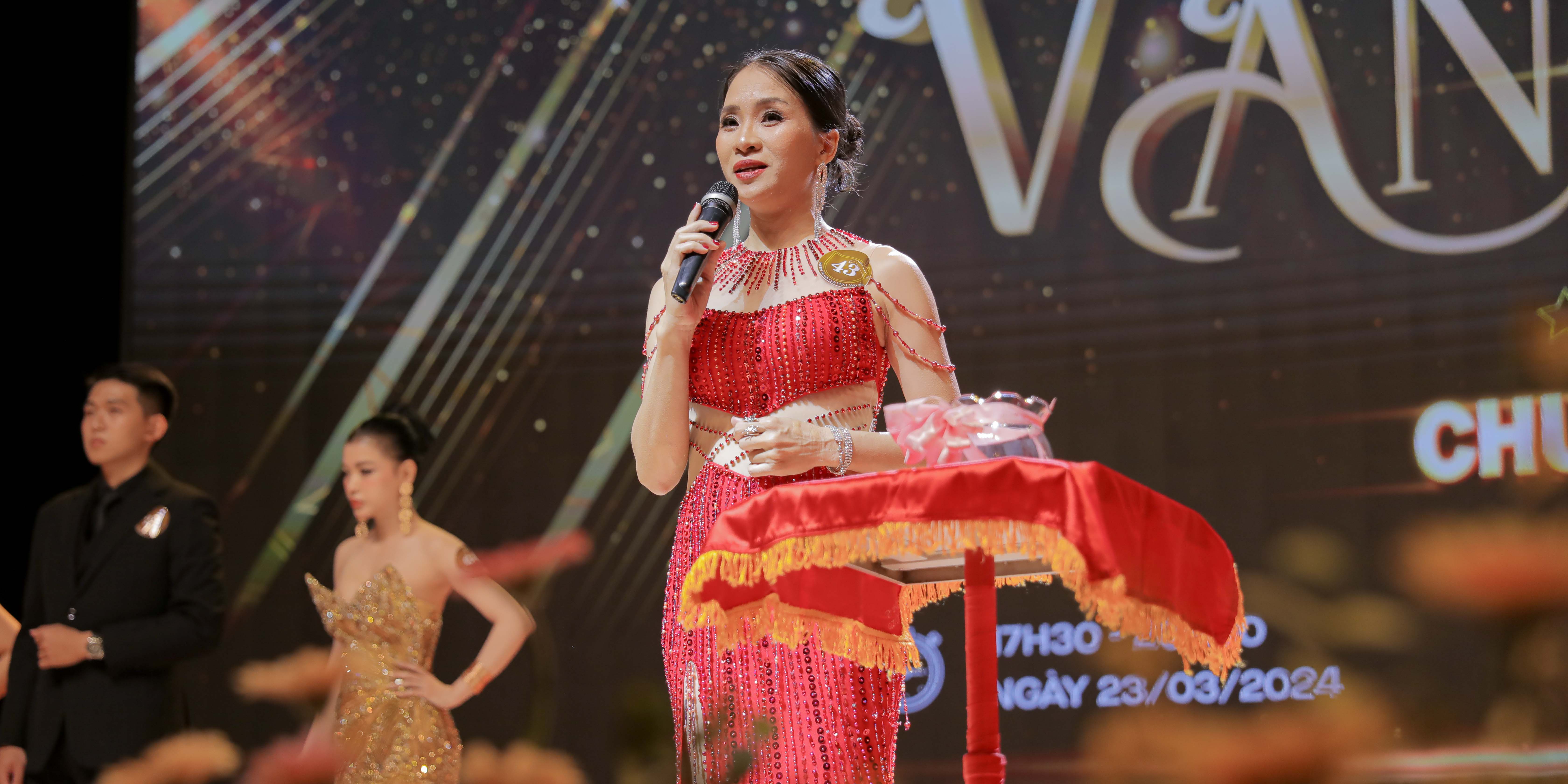 vlu-thay-co-toa-sang-tai-chung-ket-hoi-thi-thanh-lich-van-lang-2024-z3.jpg