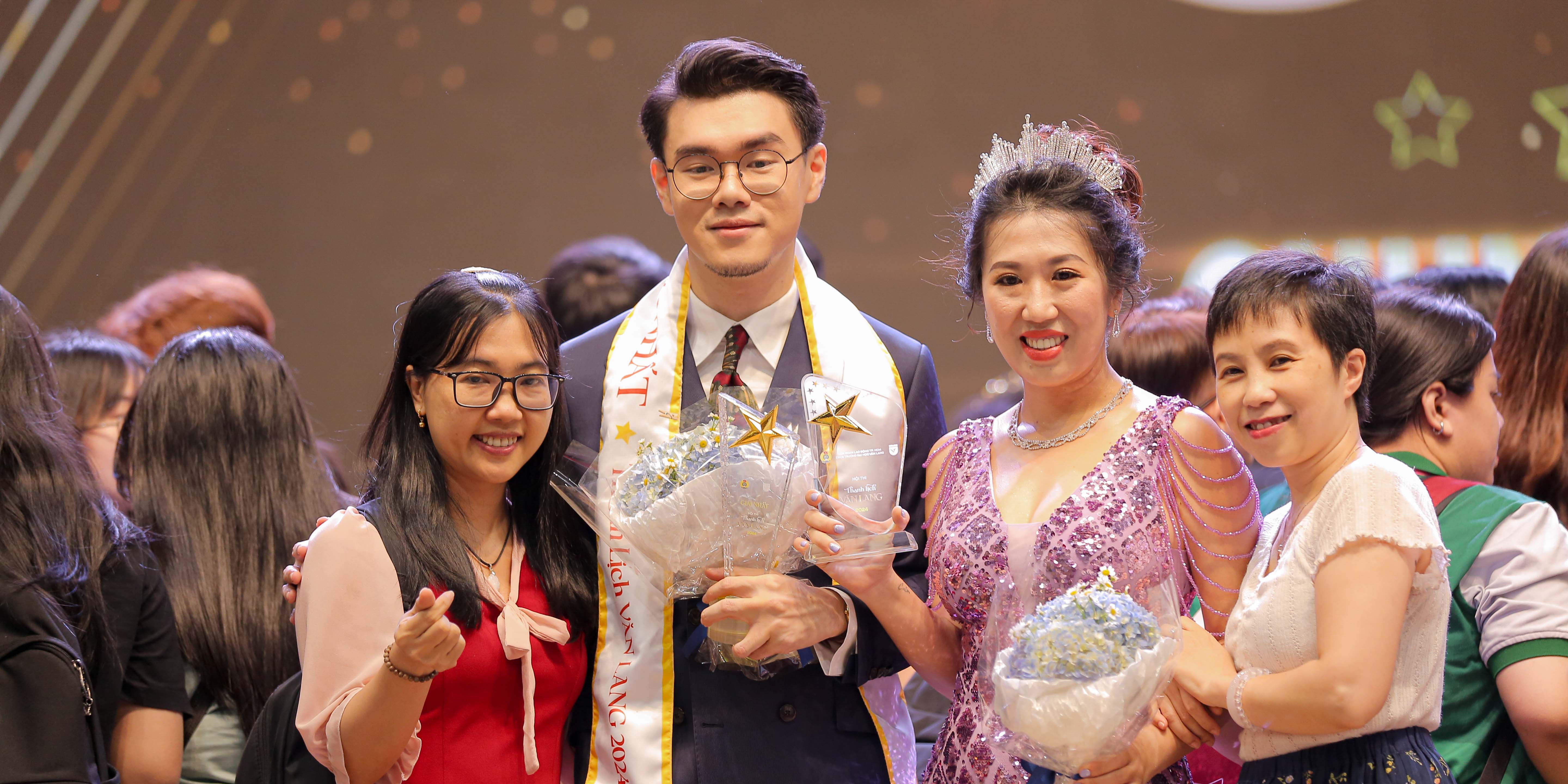 vlu-thay-co-toa-sang-tai-chung-ket-hoi-thi-thanh-lich-van-lang-2024-z7.jpg