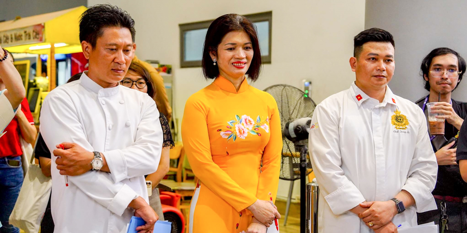 vlu-thay-co-van-lang-sum-vay-ben-bep-lua-tai-hoi-thi-nau-an-nhan-dip-ngay-hoi-gia-dinh-van-lang-2023-b.jpg