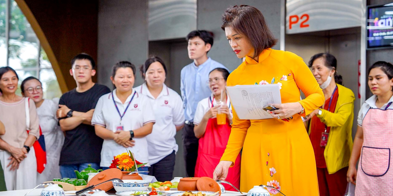 vlu-thay-co-van-lang-sum-vay-ben-bep-lua-tai-hoi-thi-nau-an-nhan-dip-ngay-hoi-gia-dinh-van-lang-2023-c.jpg