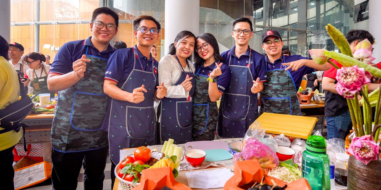vlu-thay-co-van-lang-sum-vay-ben-bep-lua-tai-hoi-thi-nau-an-nhan-dip-ngay-hoi-gia-dinh-van-lang-2023-e.jpg