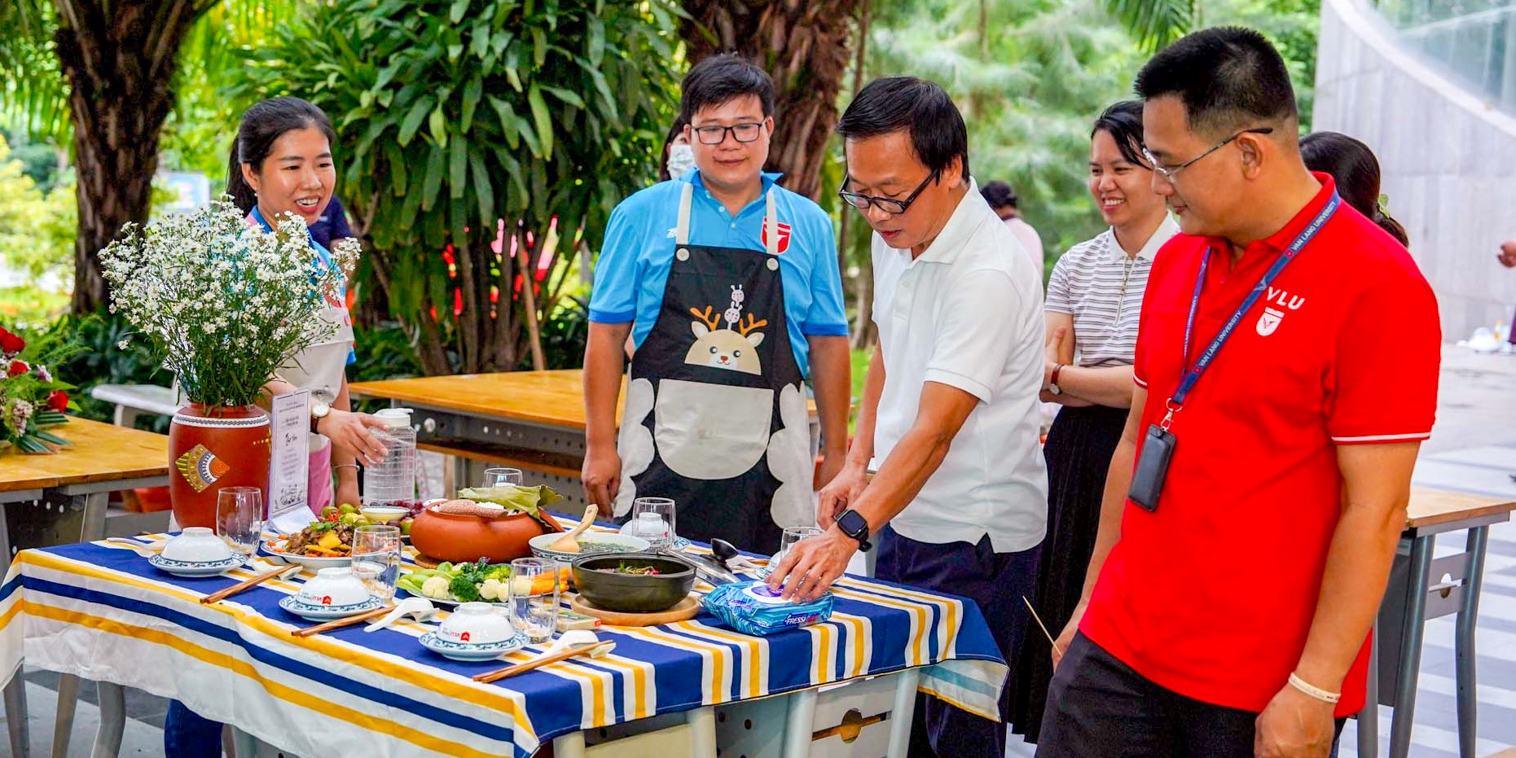 vlu-thay-co-van-lang-sum-vay-ben-bep-lua-tai-hoi-thi-nau-an-nhan-dip-ngay-hoi-gia-dinh-van-lang-2023-f.jpg