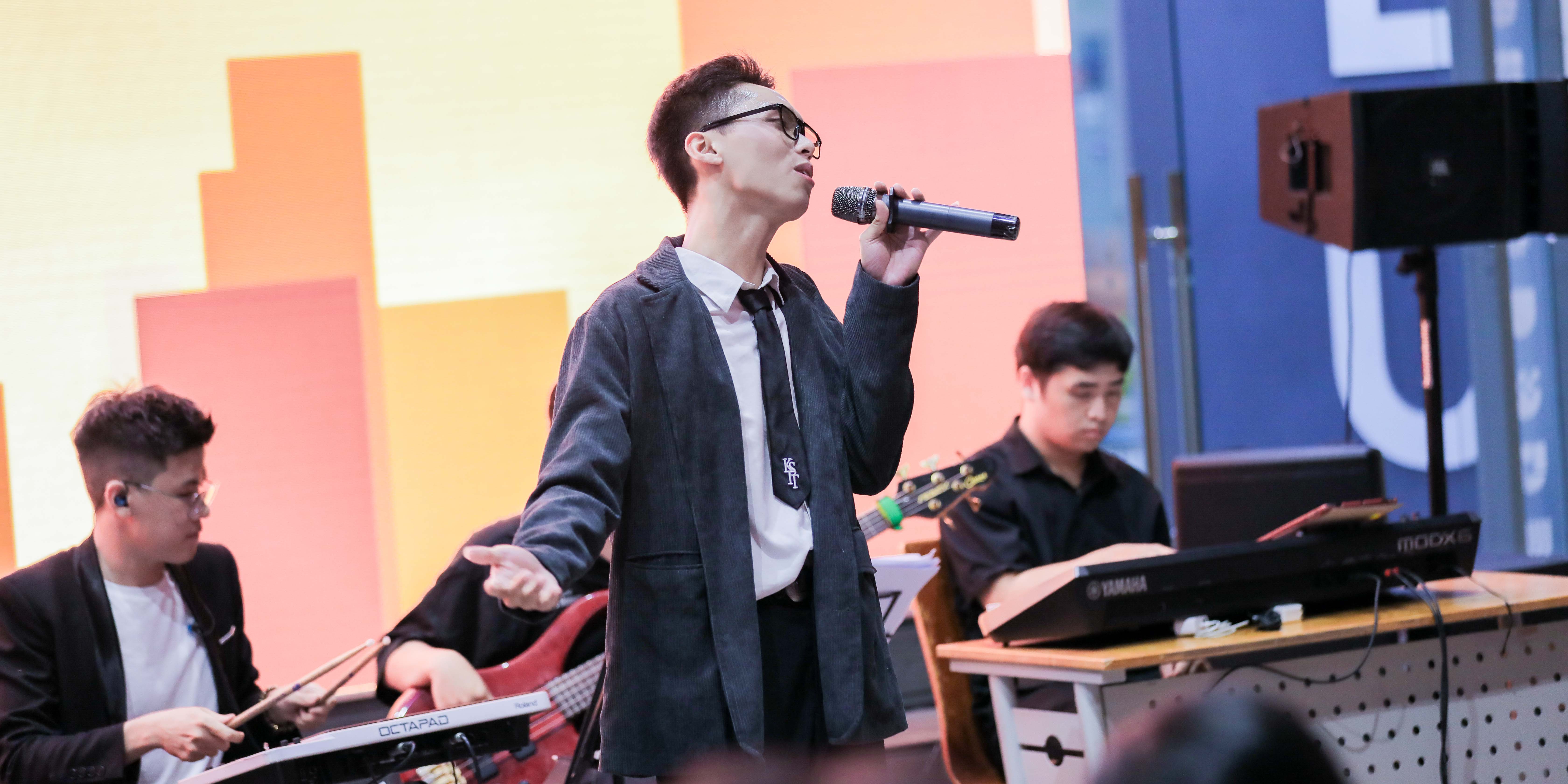 vlu-the-ba-lat-show-mon-qua-chao-k30-cop-mac-vlu-guitar-club-d.jpg