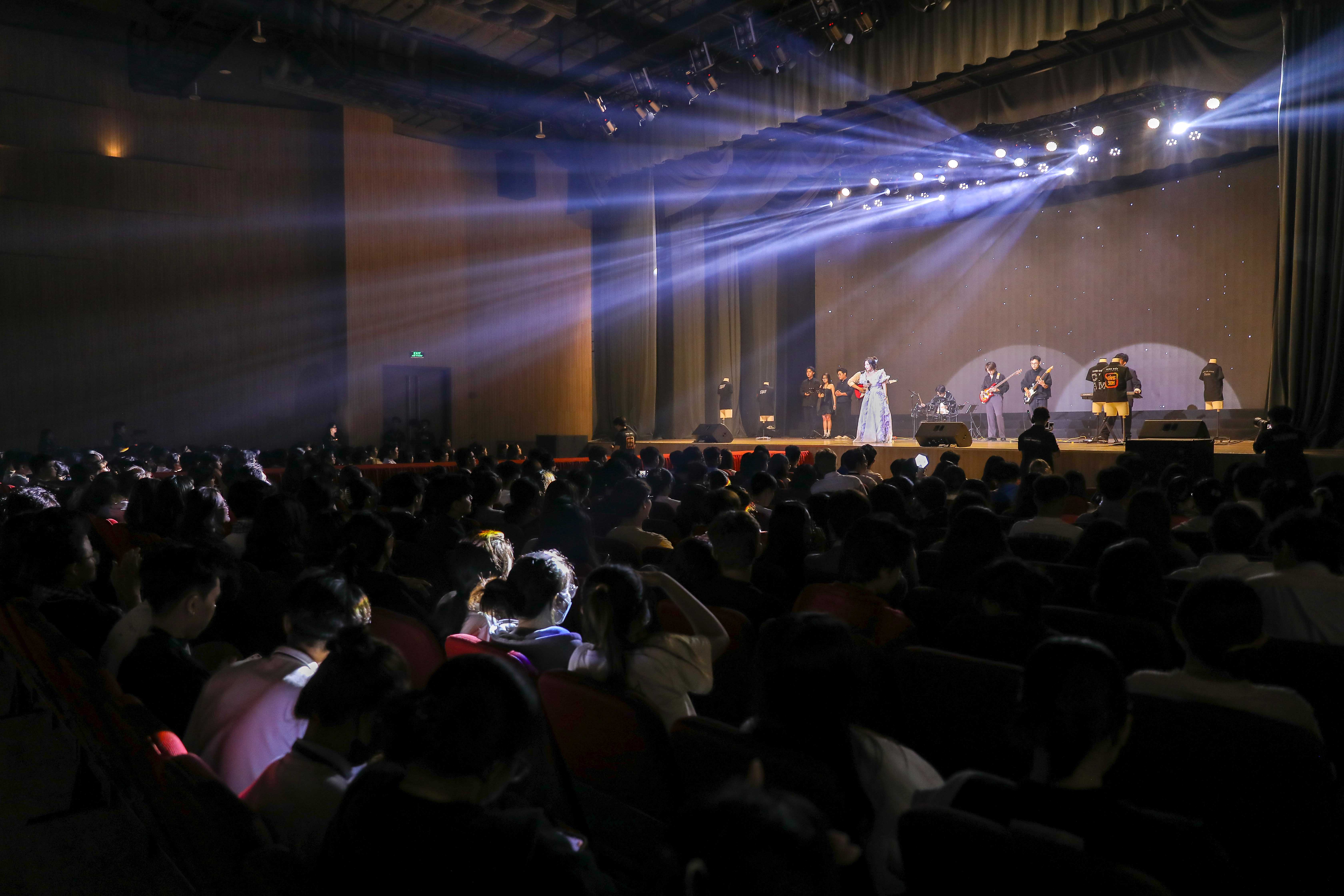 vlu-thien-dieu-2025-vang-son-hanh-trinh-5-nam-ruc-ro-va-day-tu-hao-h.jpg