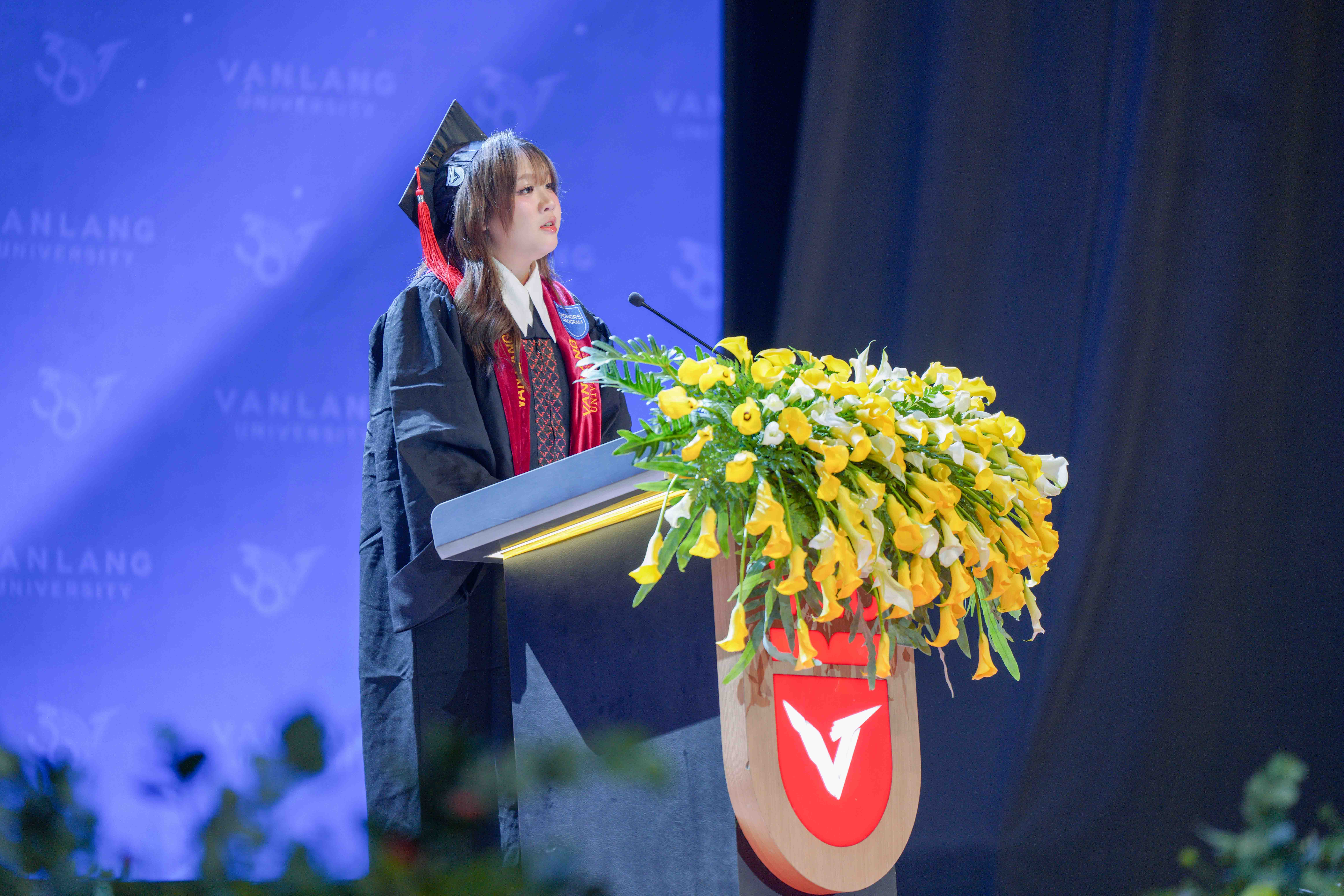 vlu-thu-khoa-pr-va-bai-hoc-di-bat-bien-ung-van-bien-trong-thoi-dai-bien-doi-b.jpg