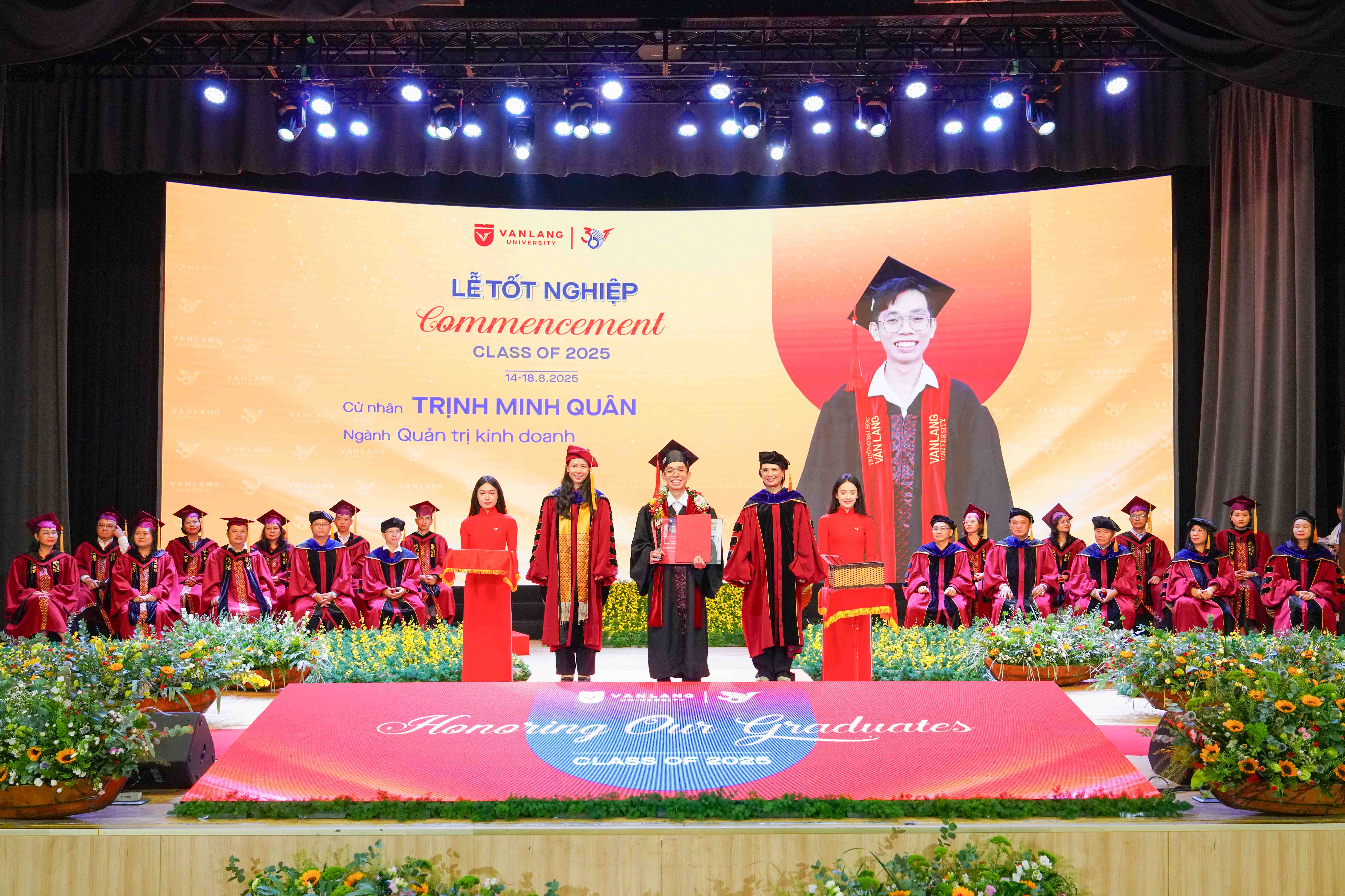 vlu-thu-khoa-quan-tri-kinh-doanh-buoc-ngoat-chuyen-nganh-va-hanh-trinh-tim-lai-dam-me-tai-vlu-d.jpg