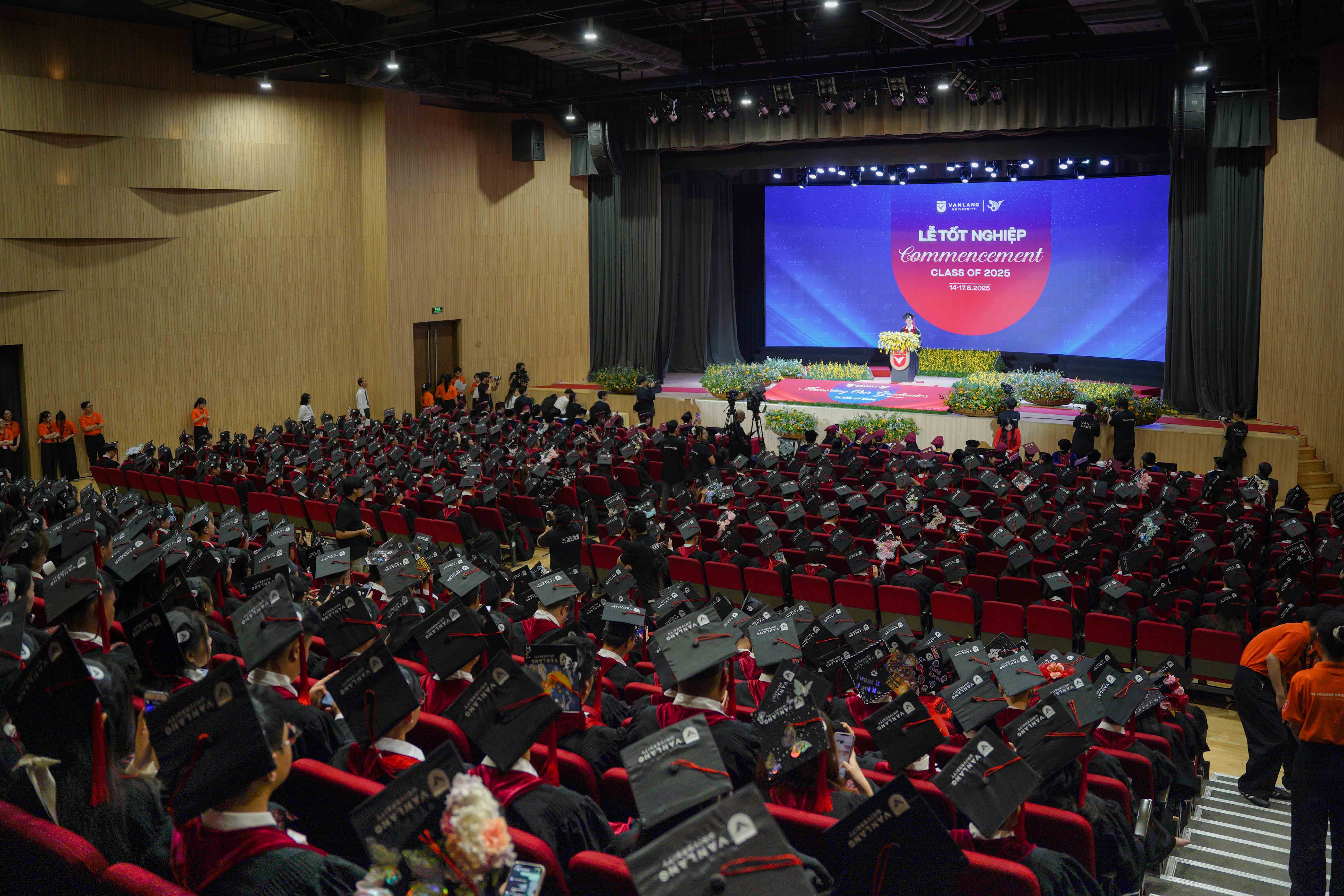 vlu-thu-khoa-quan-tri-kinh-doanh-buoc-ngoat-chuyen-nganh-va-hanh-trinh-tim-lai-dam-me-tai-vlu-e.jpg