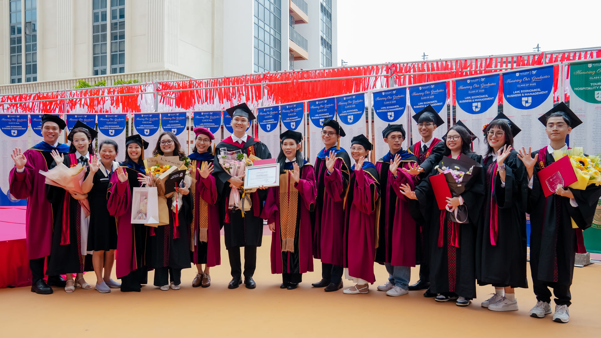 vlu-thu-khoa-tot-nghiep-khoa-27-nganh-cong-nghe-ky-thuat-moi-truong-dam-nghi-lon-de-tao-gia-tri-ben-vung-e.jpg