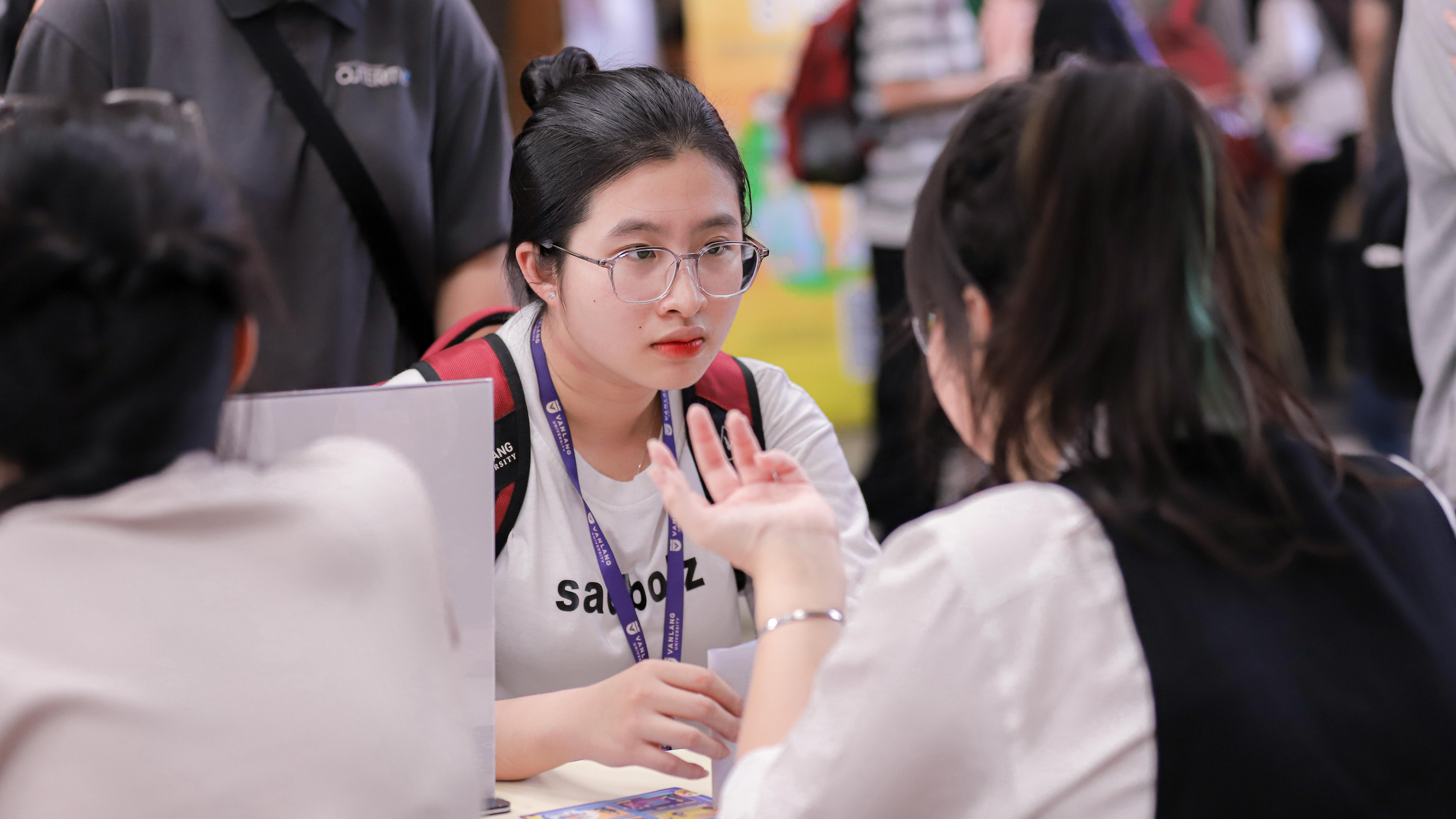 vlu-tim-hieu-thi-truong-lam-viec-cung-career-day-nganh-marketing-cua-khoa-thuong-mai-thumbnail.jpg