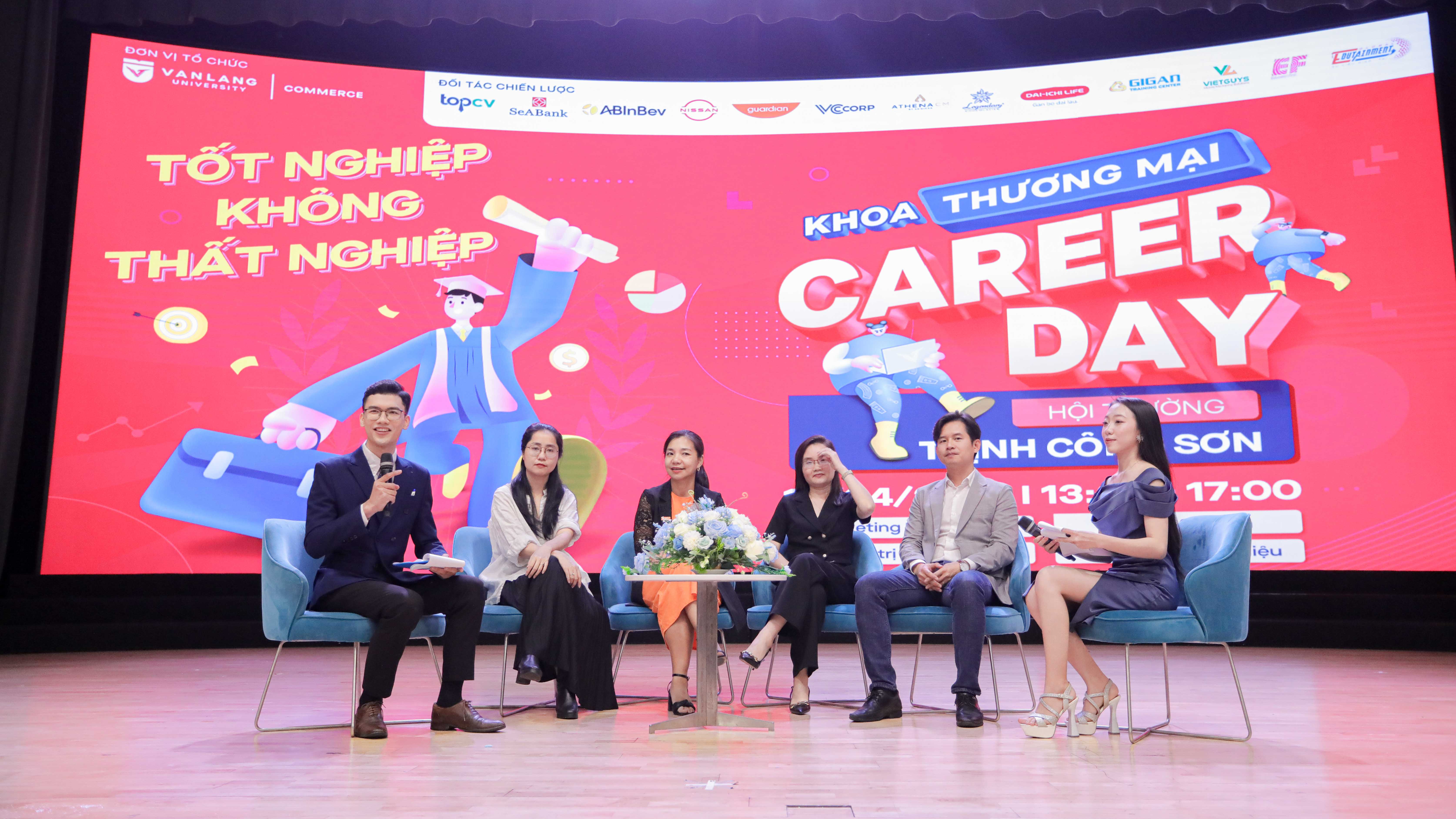 vlu-tim-hieu-thi-truong-lam-viec-cung-career-day-nganh-marketing-cua-khoa-thuong-mai-thumbnail-2.jpg