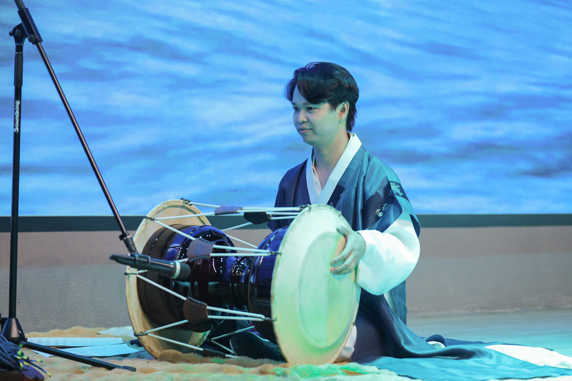 vlu-tim-hieu-van-hoa-han-quoc-qua-nghe-thuat-bieu-dien-sanjo-tren-dan-gayageum-b.jpg