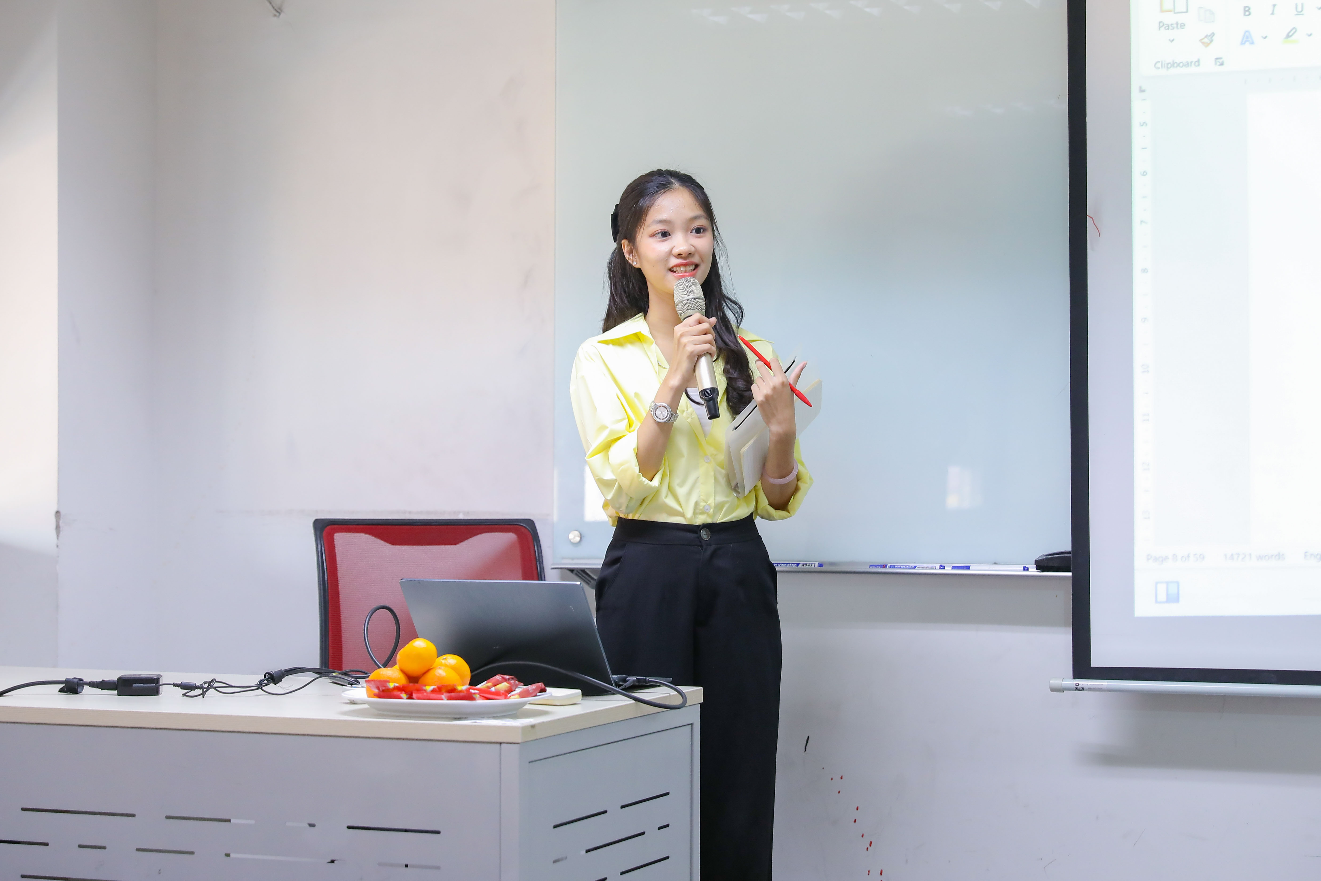 vlu-to-chuc-bao-ve-khoa-luan-tot-nghiep-cua-sinh-vien-khoa-27-khoa-ngoai-ngu-c.jpg