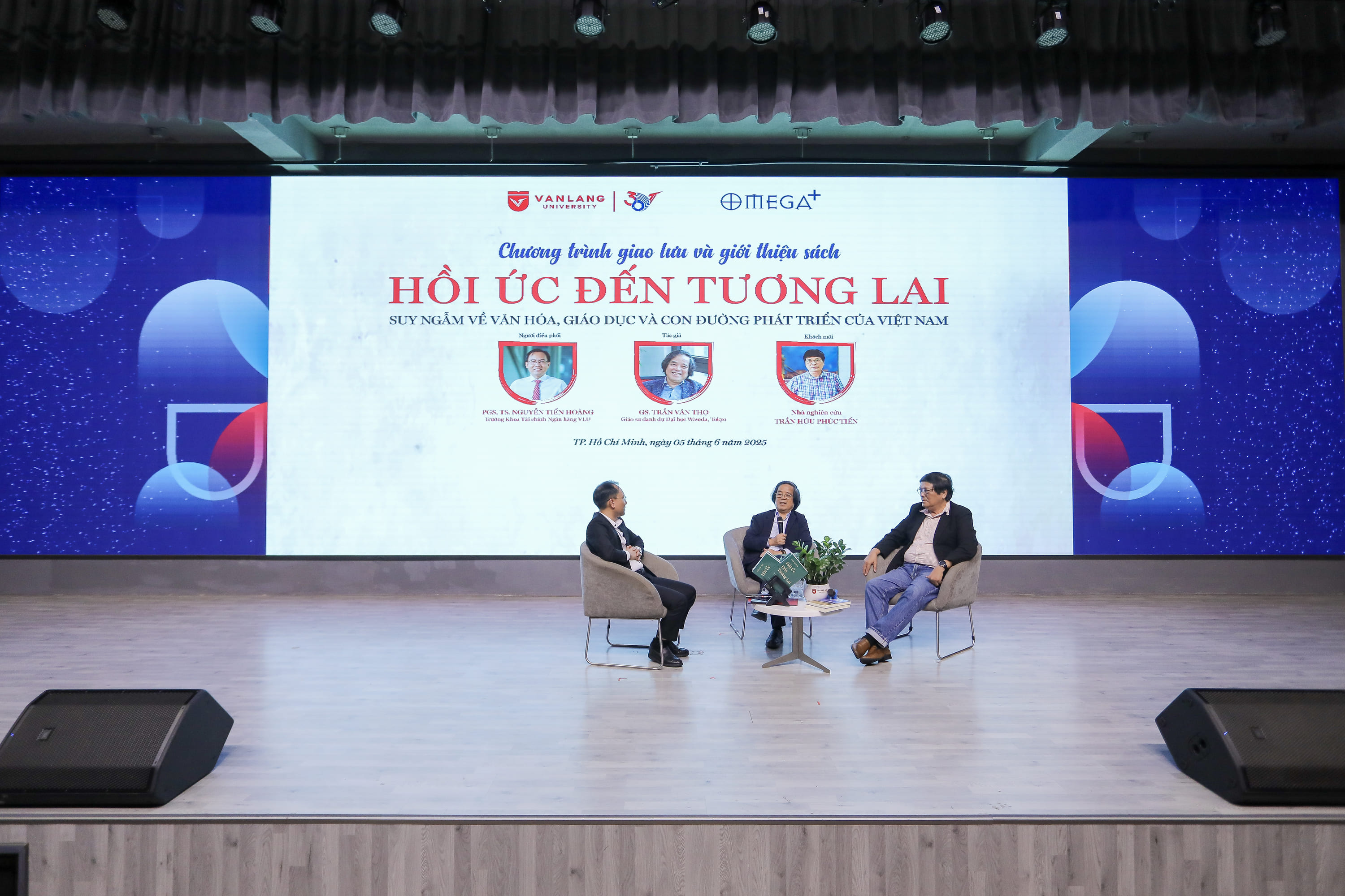 vlu-to-chuc-chuong-trinh-giao-luu-va-gioi-thieu-sach-hoi-uc-den-tuong-lai-nhung-suy-ngam-ve-van-hoa,-giao-duc-va-con-duong-phat-trien-cua-viet-nam-f.jpg