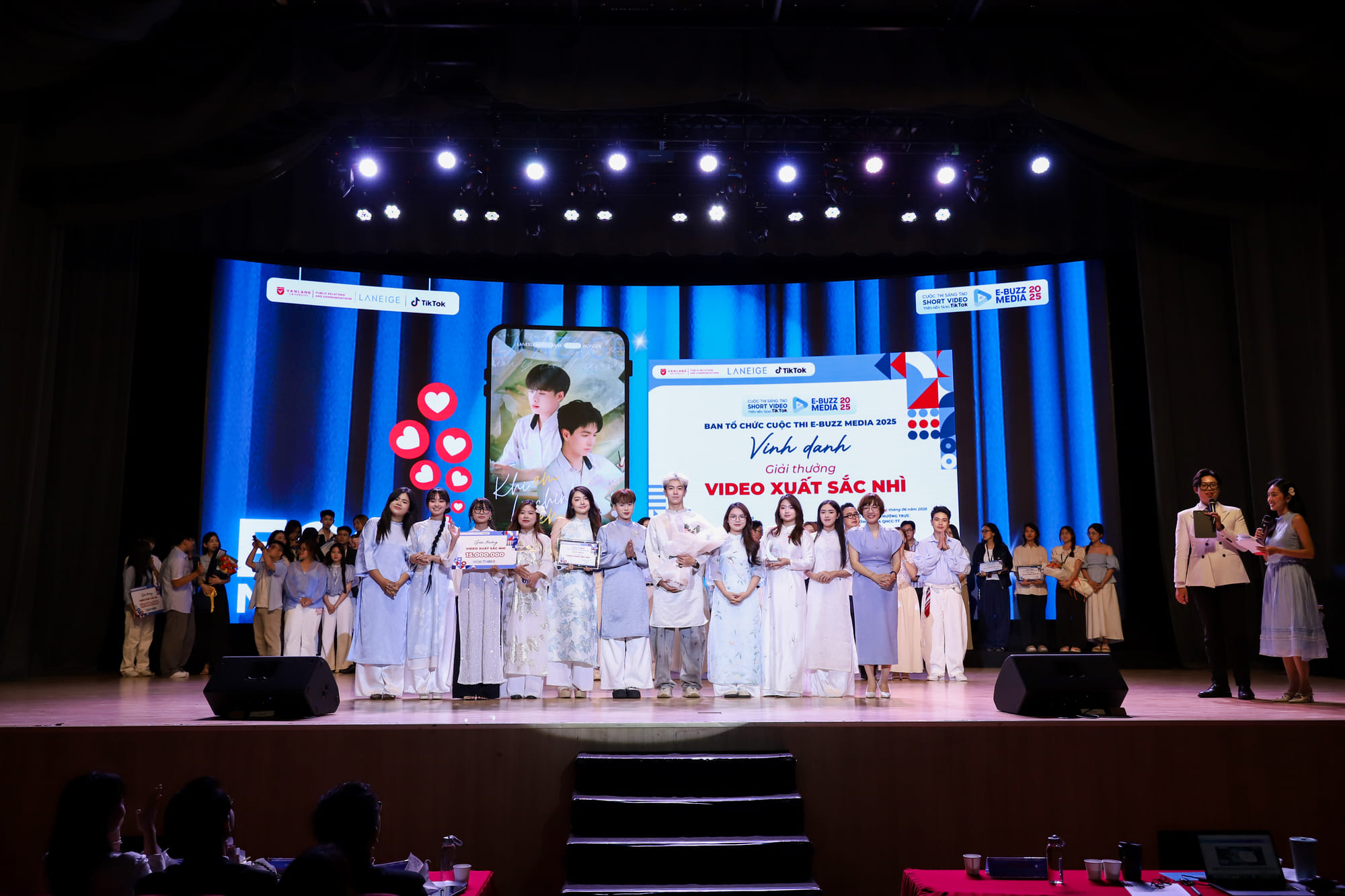 vlu-toa-sang-cung-top-5-chung-ket-cuoc-thi-e-buzz-media-2025-k.jpg