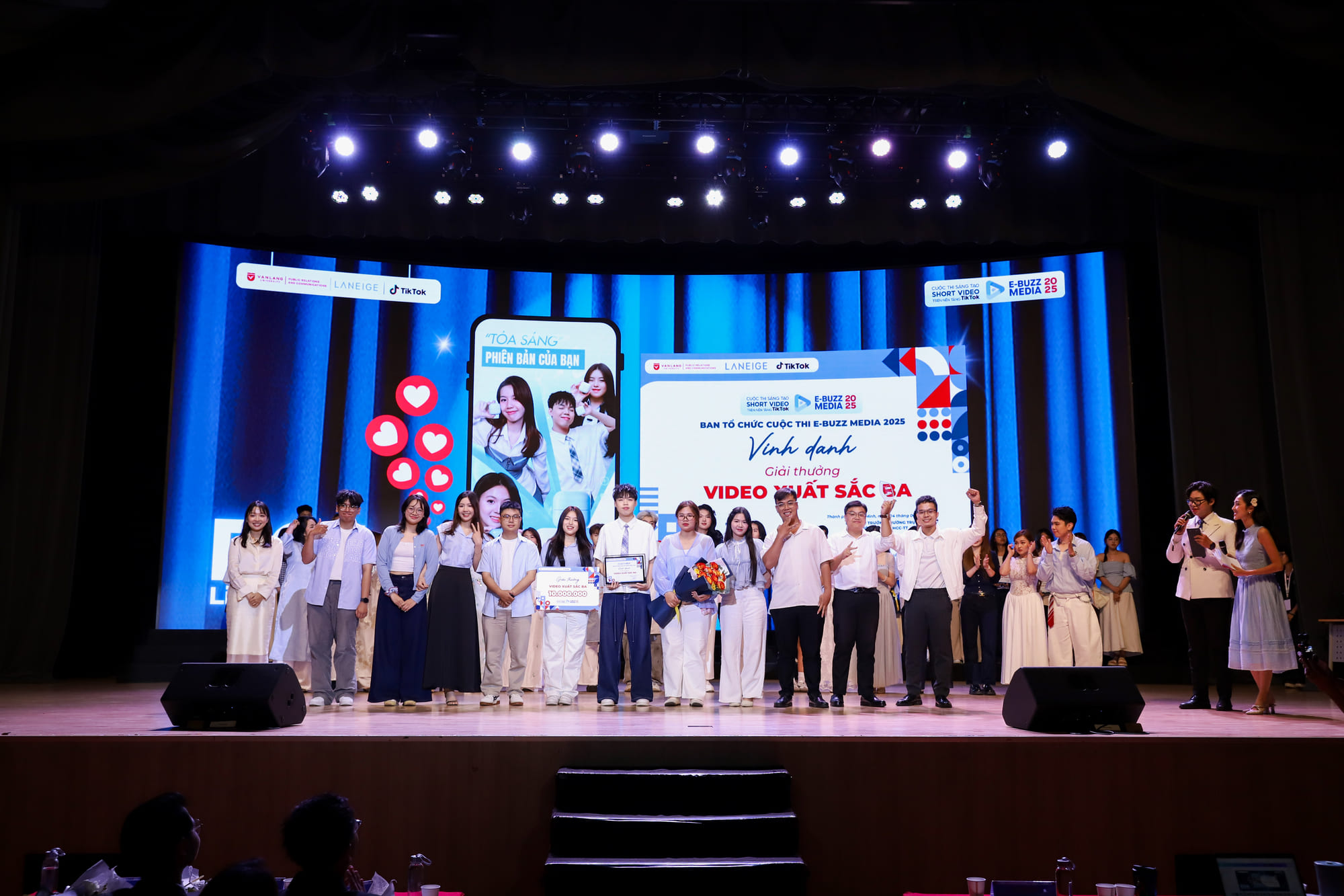 vlu-toa-sang-cung-top-5-chung-ket-cuoc-thi-e-buzz-media-2025-l.jpg