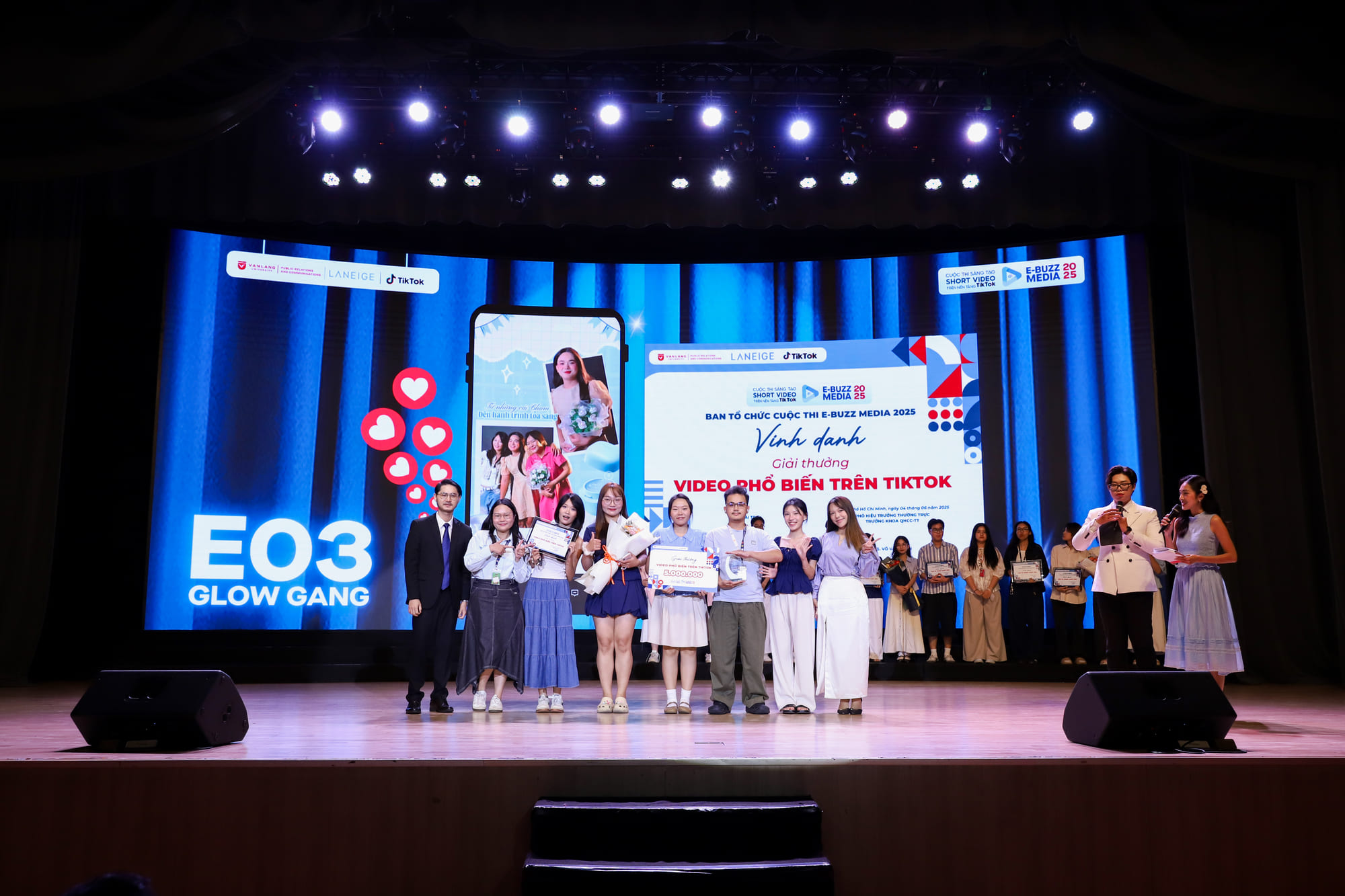 vlu-toa-sang-cung-top-5-chung-ket-cuoc-thi-e-buzz-media-2025-m.jpg