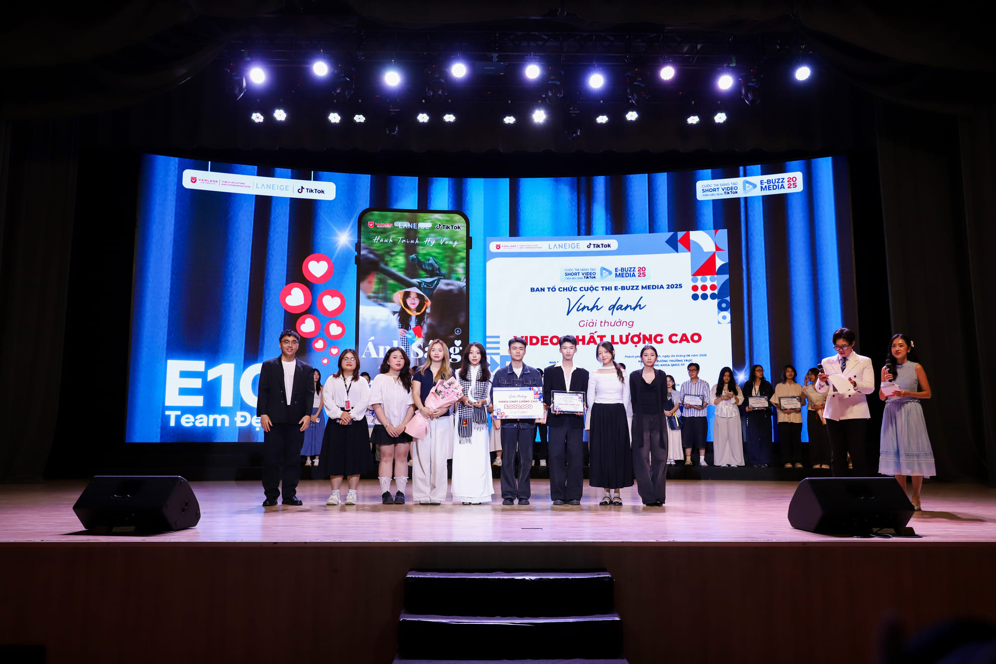 vlu-toa-sang-cung-top-5-chung-ket-cuoc-thi-e-buzz-media-2025-n.jpg