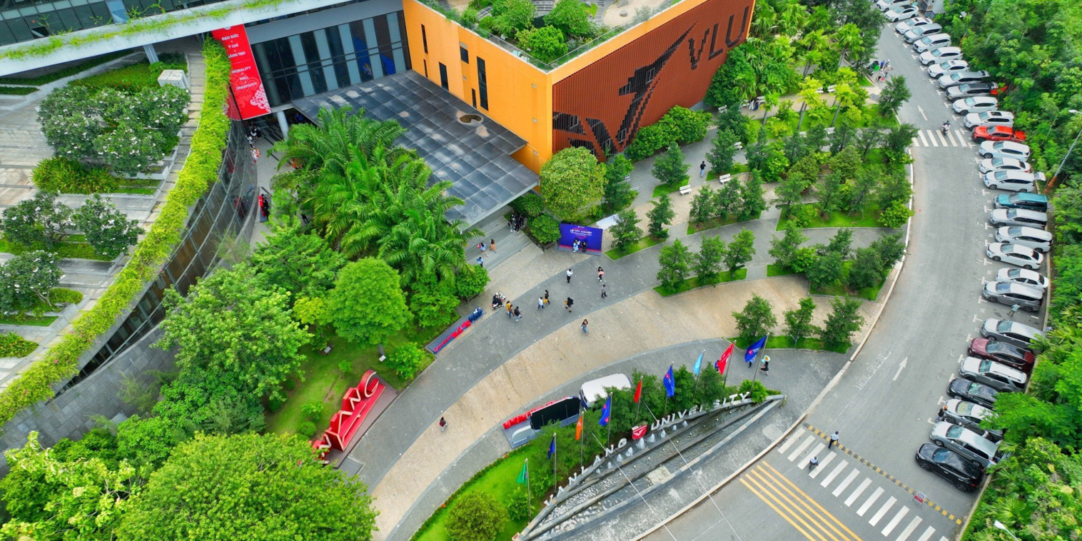 vlu-trien-khai-phan-luong,-dieu-tiet-giao-thong-tai-co-so-chinh-e.jpg