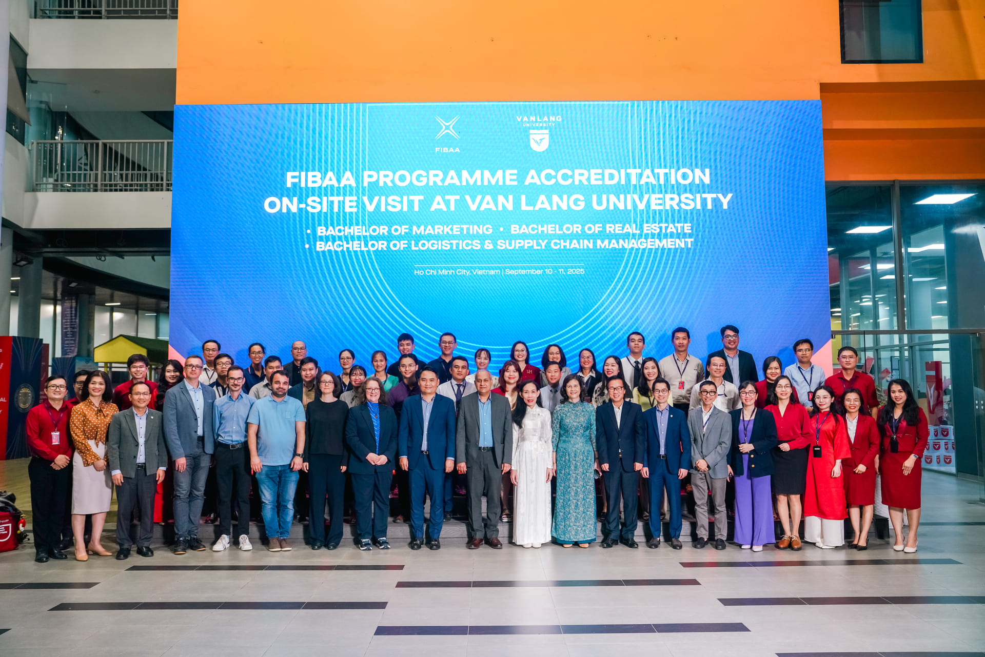 vlu-truong-dai-hoc-van-lang-chao-don-doan-kiem-dinh-fibaa-cho-3-nganh-marketing-logistics-quan-ly-chuoi-cung-ung-va-bat-dong-san-.jpg