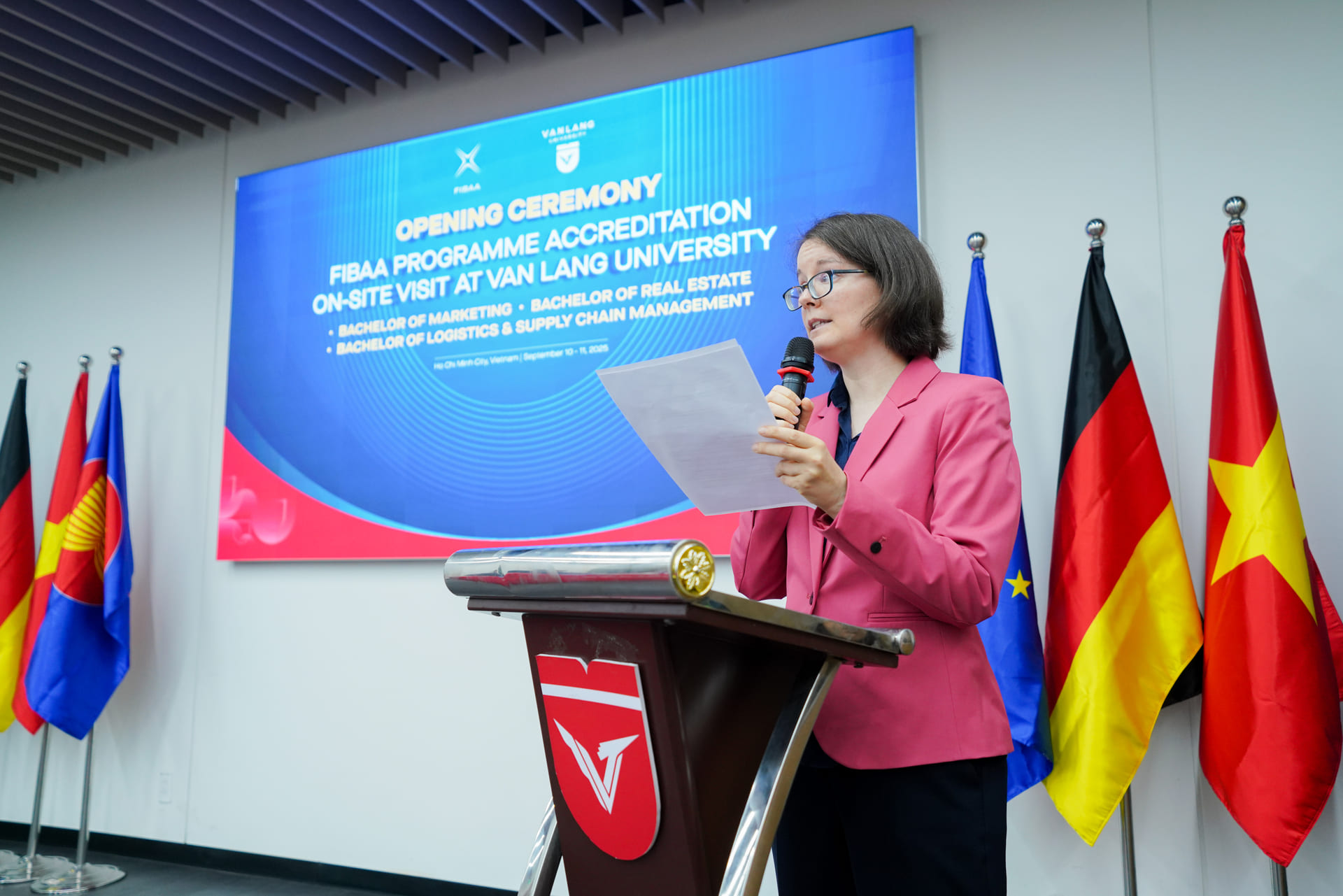 vlu-truong-dai-hoc-van-lang-chao-don-doan-kiem-dinh-fibaa-cho-3-nganh-marketing-logistics-quan-ly-chuoi-cung-ung-va-bat-dong-san-a.jpg