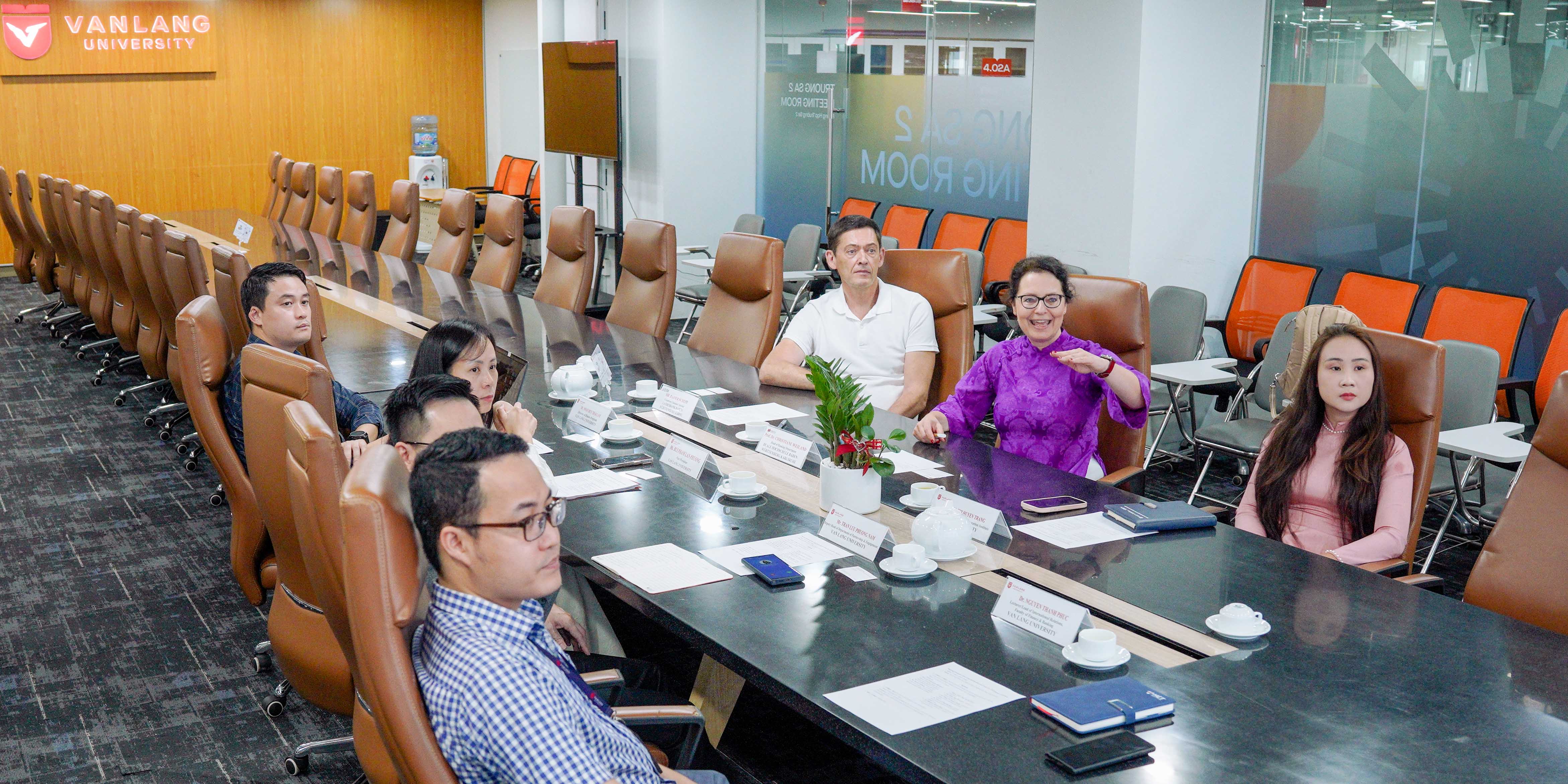 vlu-truong-dai-hoc-van-lang-chao-don-gs-christiane-weiland-tu-dai-hoc-dhbw-duc_a.JPG