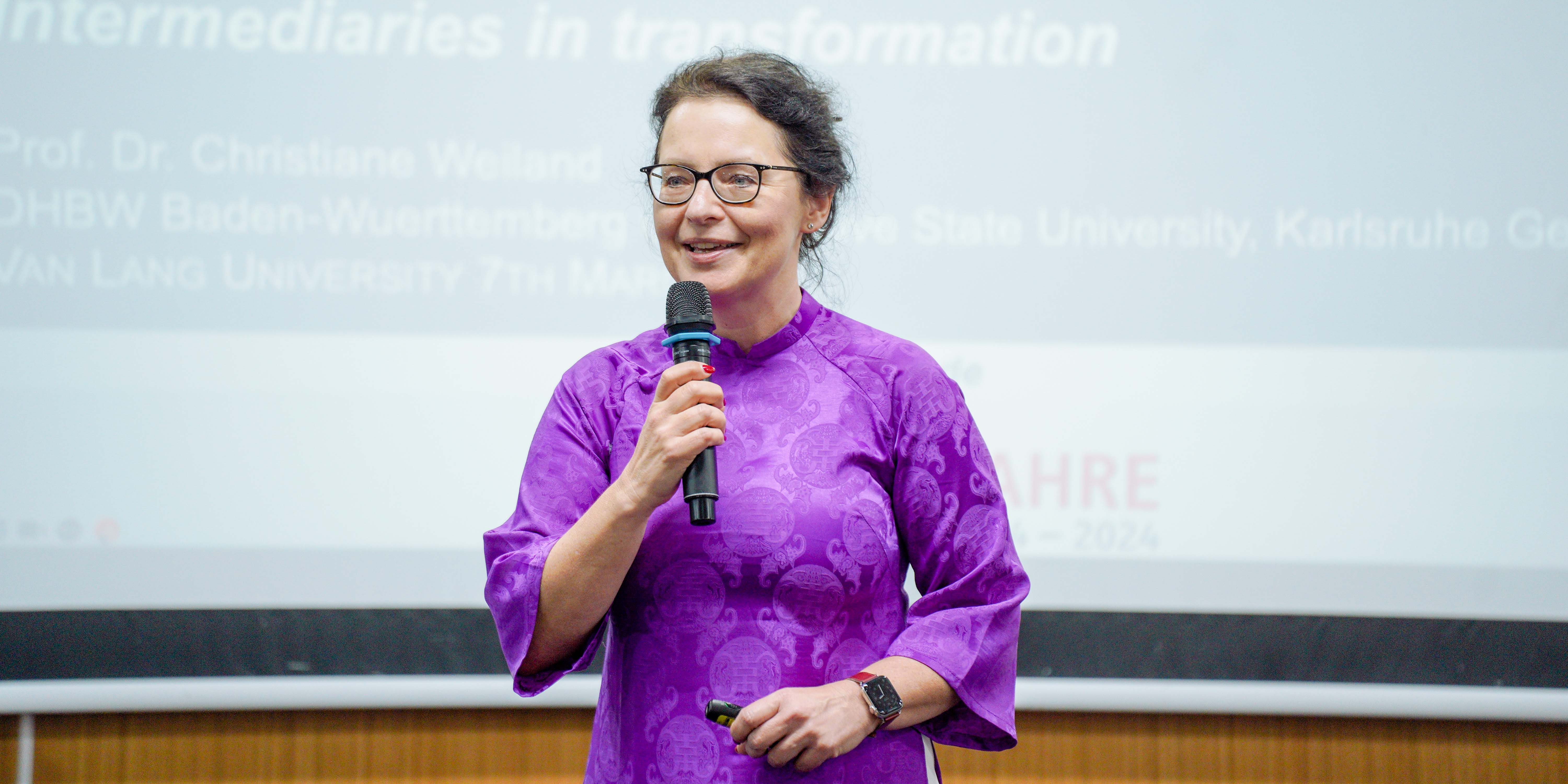 vlu-truong-dai-hoc-van-lang-chao-don-gs-christiane-weiland-tu-dai-hoc-dhbw-duc_b.JPG