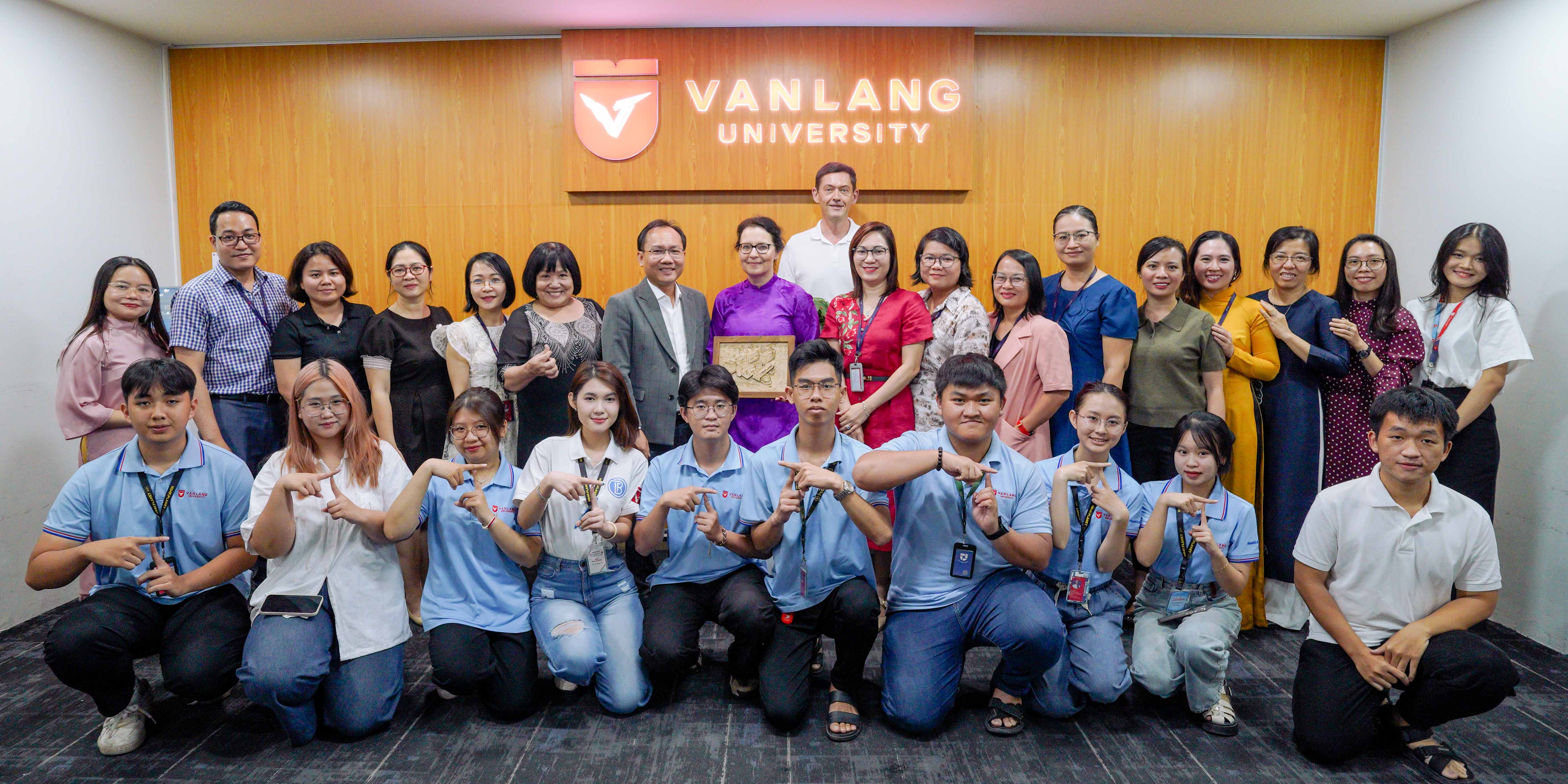 vlu-truong-dai-hoc-van-lang-chao-don-gs-christiane-weiland-tu-dai-hoc-dhbw-duc_c.JPG