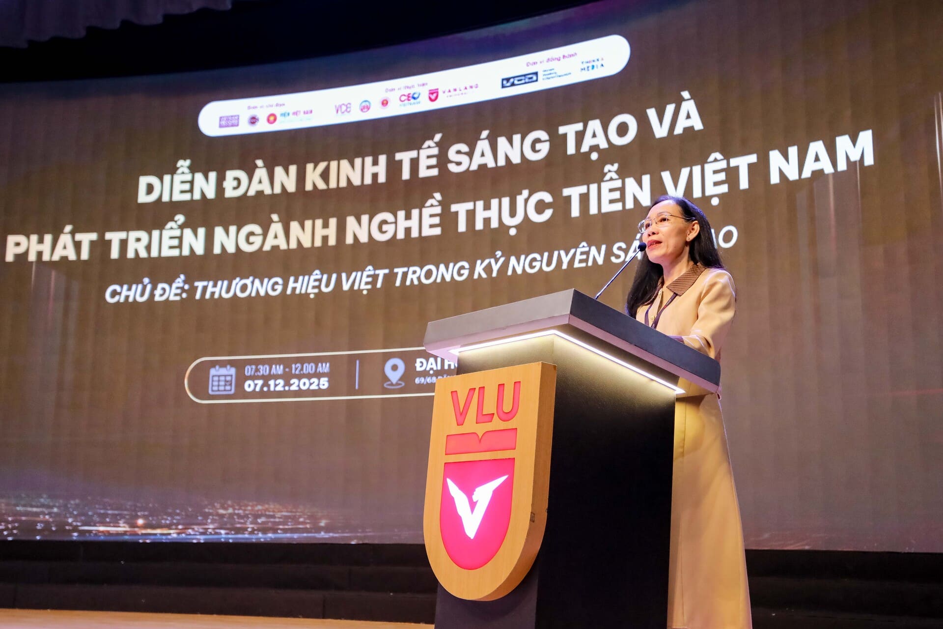 vlu-truong-dai-hoc-van-lang-dang-cai-dien-dan-kinh-te-sang-tao-&-chung-ket-the-future-ceo-2025-a.jpg