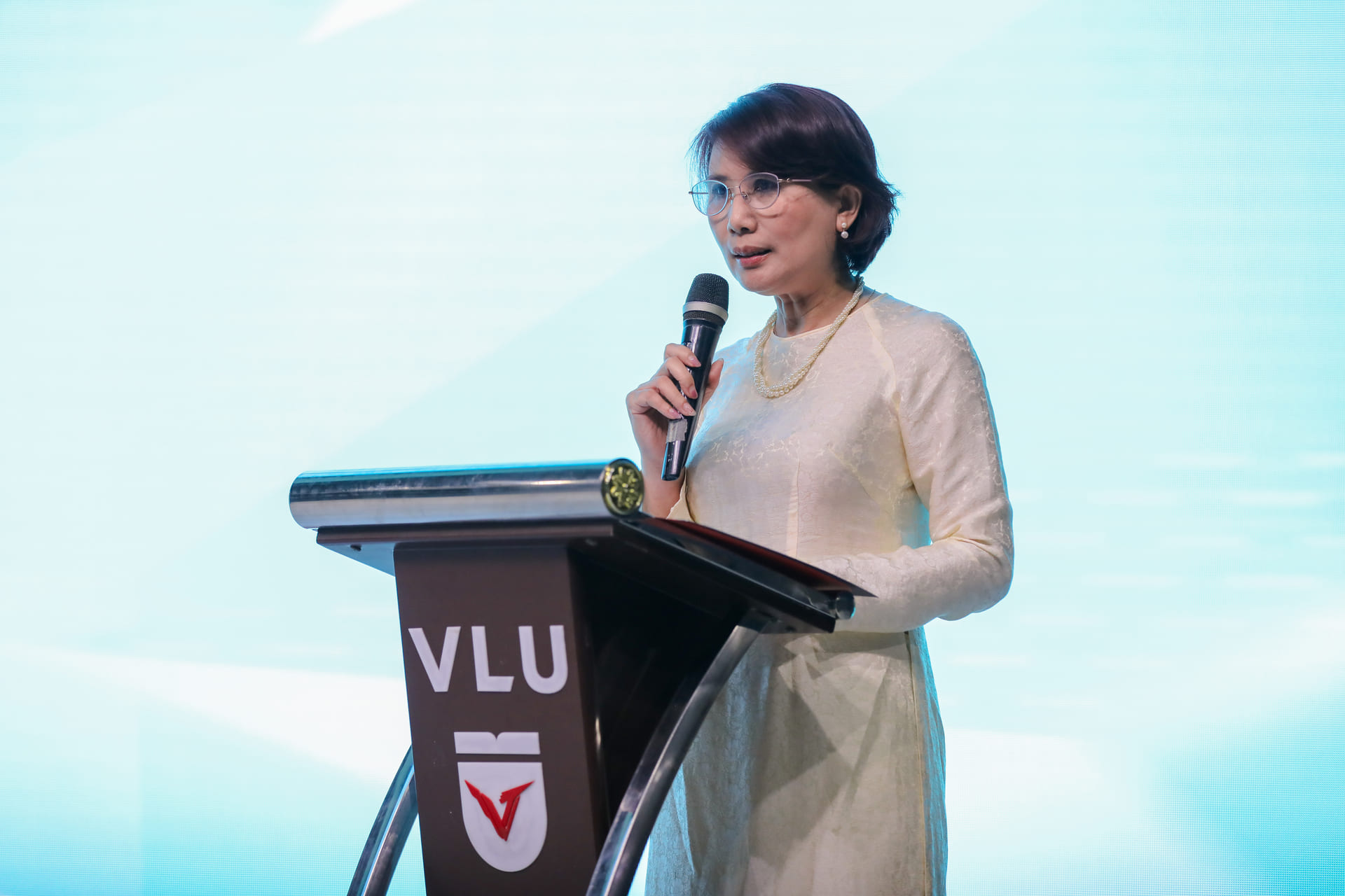 vlu-truong-dai-hoc-van-lang-dang-cai-dien-dan-kinh-te-sang-tao-&-chung-ket-the-future-ceo-2025-b.jpg