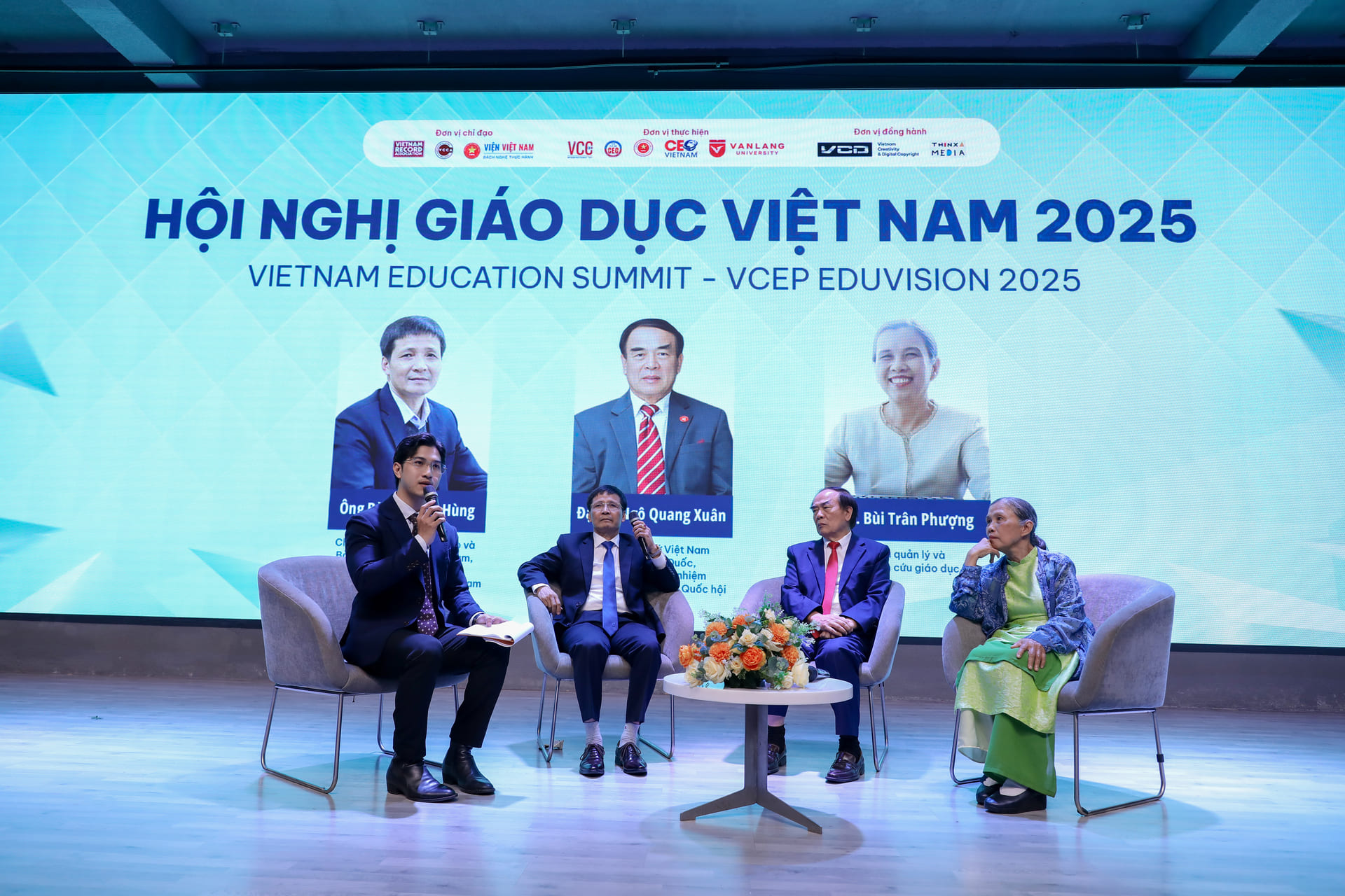 vlu-truong-dai-hoc-van-lang-dang-cai-dien-dan-kinh-te-sang-tao-&-chung-ket-the-future-ceo-2025-c.jpg