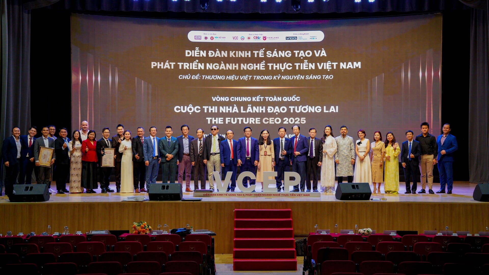vlu-truong-dai-hoc-van-lang-dang-cai-dien-dan-kinh-te-sang-tao-&-chung-ket-the-future-ceo-2025-d.jpg