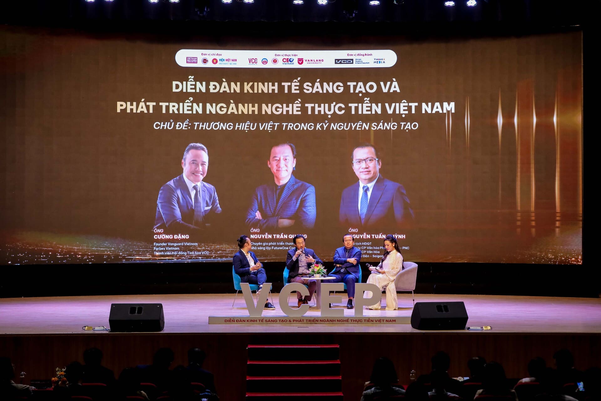 vlu-truong-dai-hoc-van-lang-dang-cai-dien-dan-kinh-te-sang-tao-&-chung-ket-the-future-ceo-2025-e.jpg