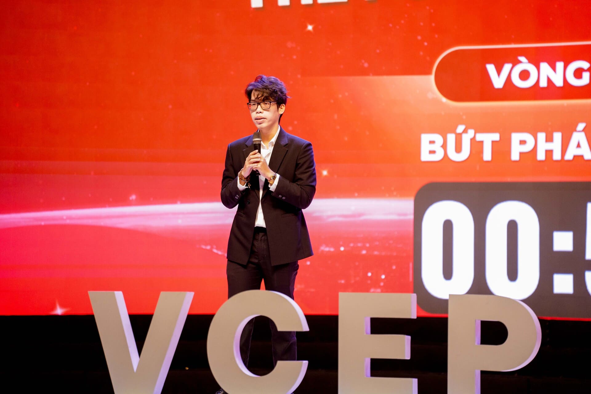 vlu-truong-dai-hoc-van-lang-dang-cai-dien-dan-kinh-te-sang-tao-&-chung-ket-the-future-ceo-2025-f.jpg