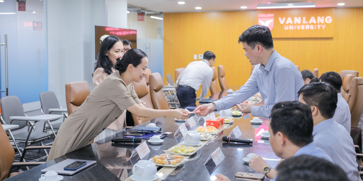 vlu-truong-dai-hoc-van-lang-don-tiep-doan-dai-bieu-dai-hoc-cong-nghiep-ha-noi-b.jpg