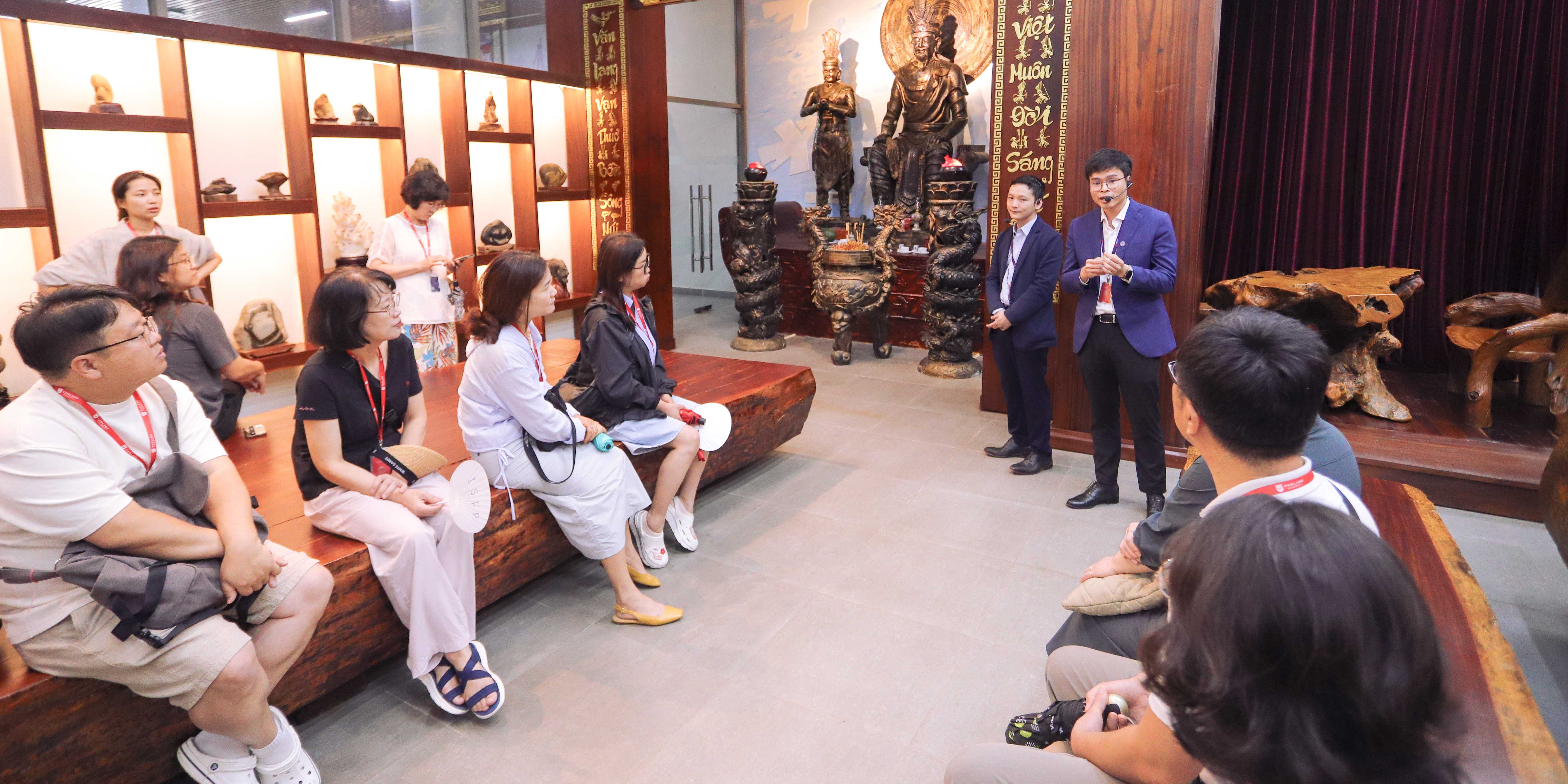 vlu-truong-dai-hoc-van-lang-don-tiep-so-giao-duc-tinh-jeollanam-do-han-quoc-a.jpg
