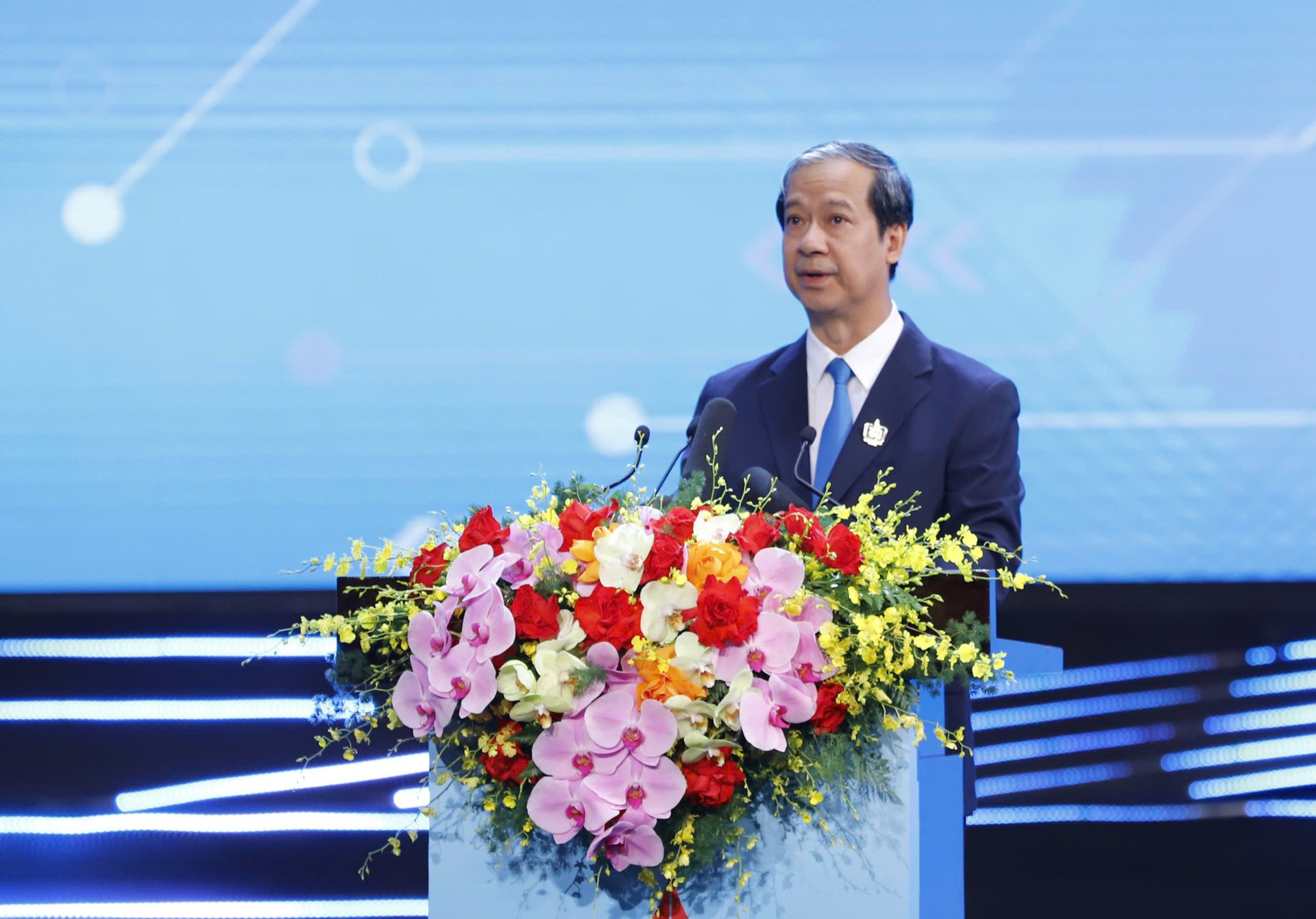 vlu-truong-dai-hoc-van-lang-khai-giang-nam-hoc-2025-2026-va-tuyen-duong-danh-hieu-thanh-nien-tien-tien-lam-theo-loi-bac- (2).jpg