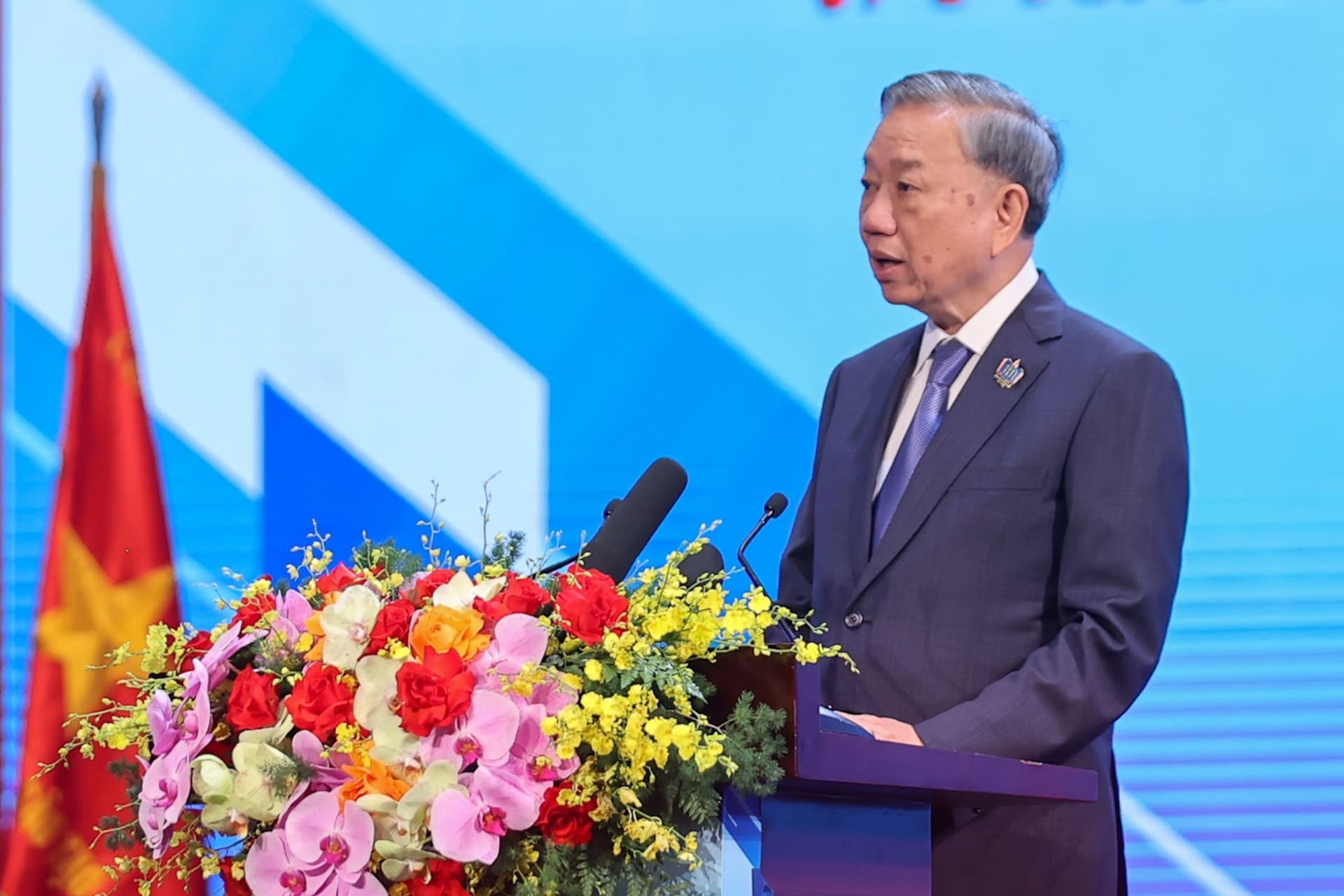 vlu-truong-dai-hoc-van-lang-khai-giang-nam-hoc-2025-2026-va-tuyen-duong-danh-hieu-thanh-nien-tien-tien-lam-theo-loi-bac-.jpg