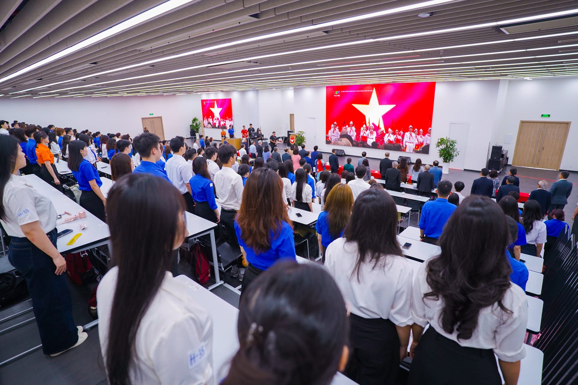 vlu-truong-dai-hoc-van-lang-khai-giang-nam-hoc-2025-2026-va-tuyen-duong-danh-hieu-thanh-nien-tien-tien-lam-theo-loi-bac-b.jpg