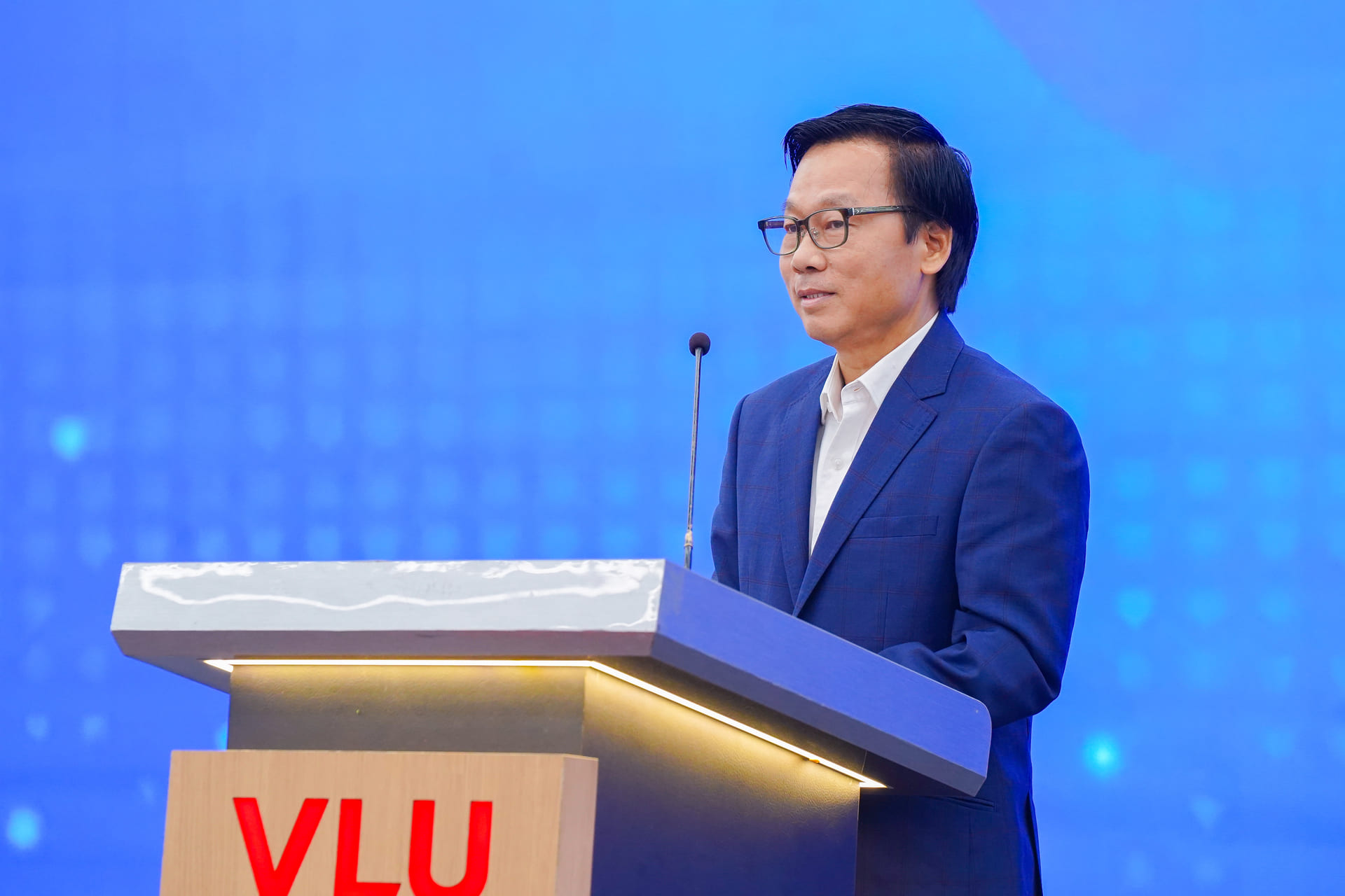 vlu-truong-dai-hoc-van-lang-khai-giang-nam-hoc-2025-2026-va-tuyen-duong-danh-hieu-thanh-nien-tien-tien-lam-theo-loi-bac-d.jpg