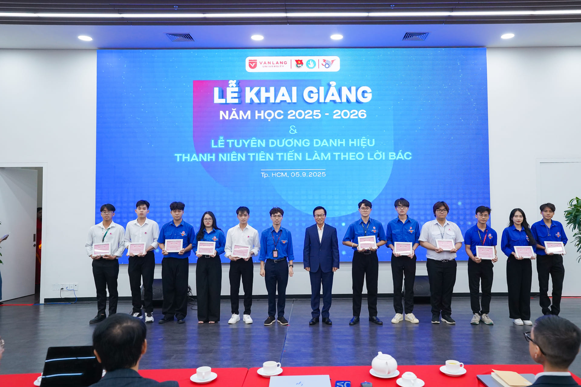 vlu-truong-dai-hoc-van-lang-khai-giang-nam-hoc-2025-2026-va-tuyen-duong-danh-hieu-thanh-nien-tien-tien-lam-theo-loi-bac-e.jpg