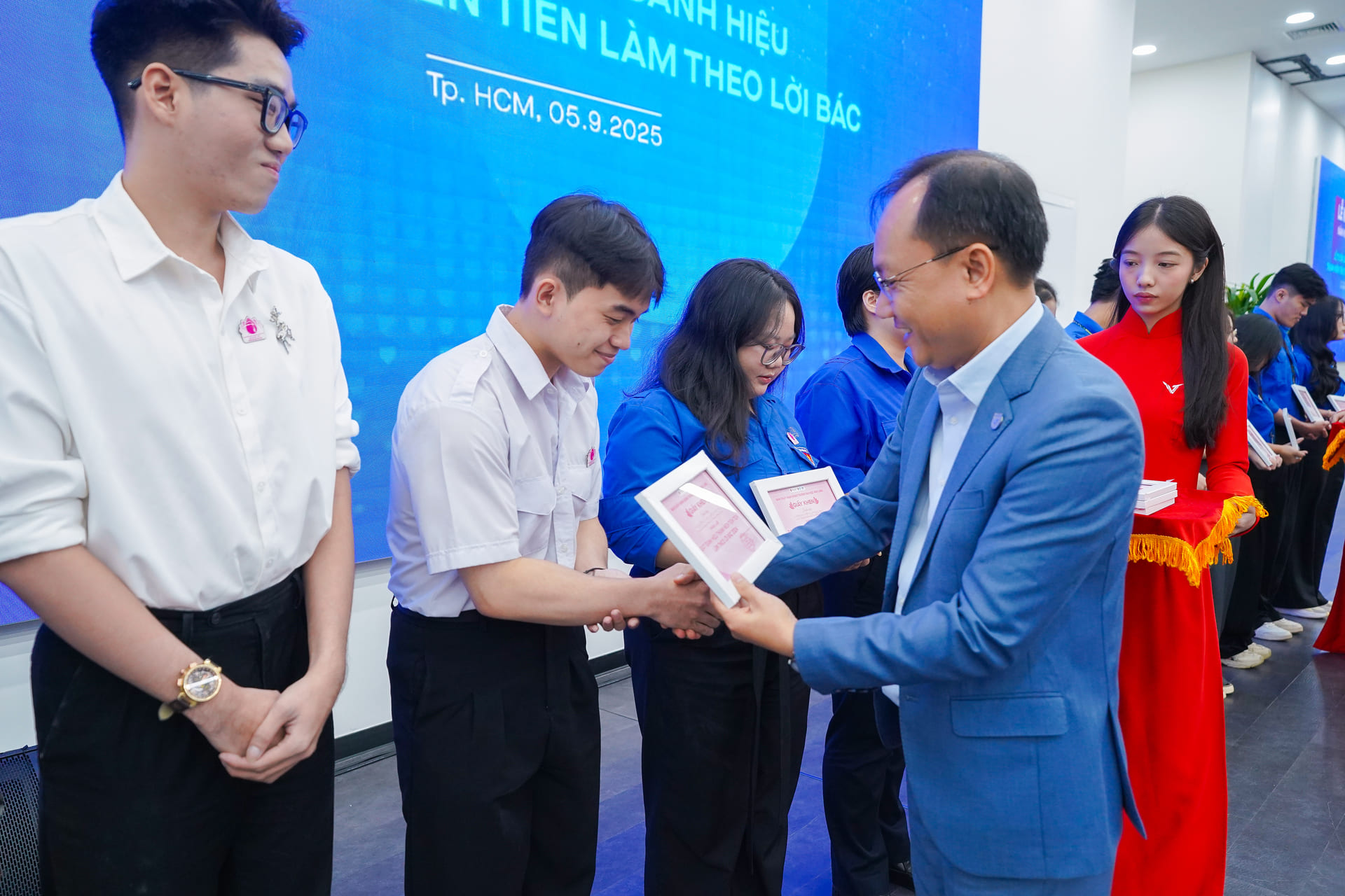 vlu-truong-dai-hoc-van-lang-khai-giang-nam-hoc-2025-2026-va-tuyen-duong-danh-hieu-thanh-nien-tien-tien-lam-theo-loi-bac-f.jpg