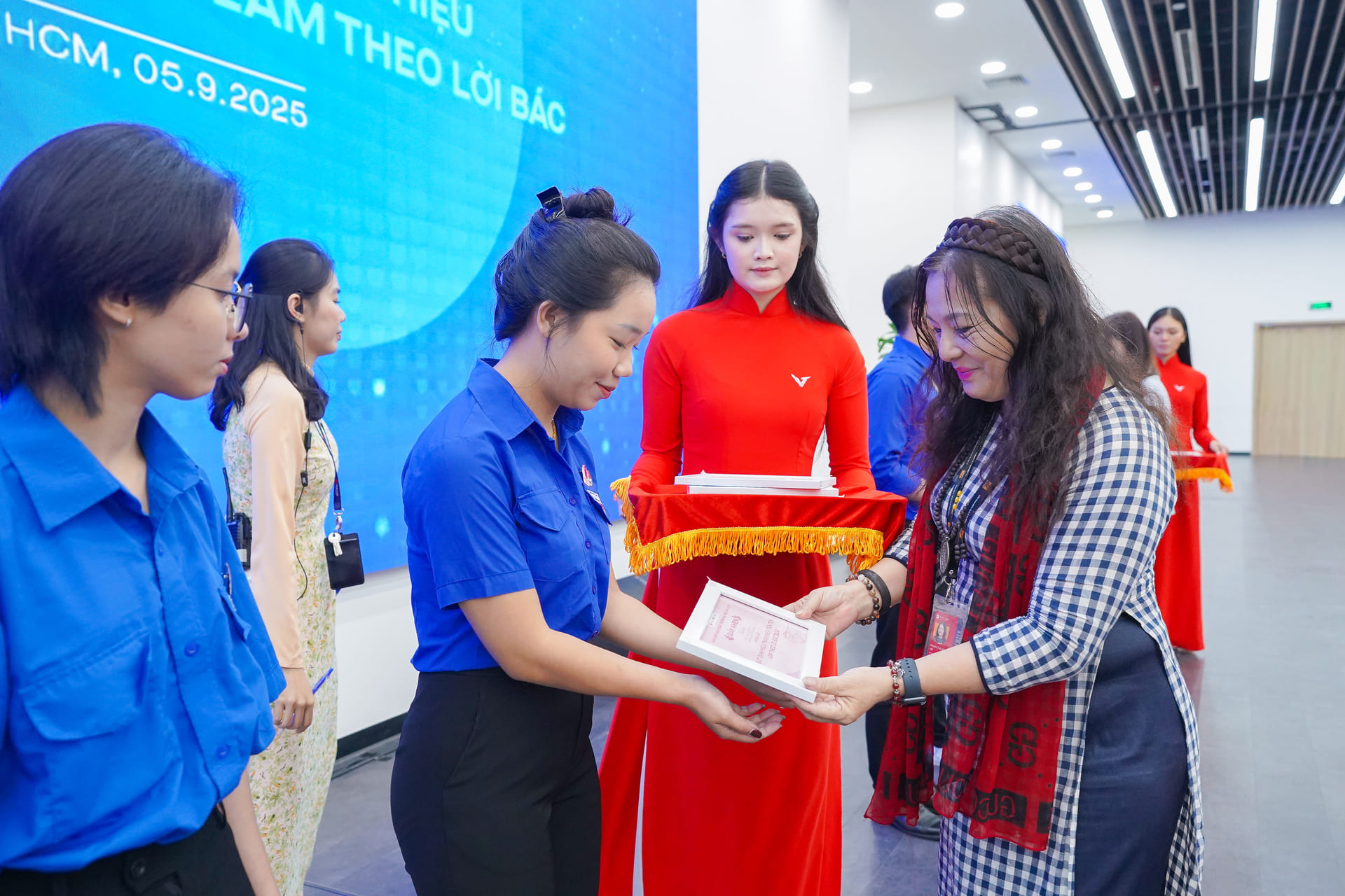vlu-truong-dai-hoc-van-lang-khai-giang-nam-hoc-2025-2026-va-tuyen-duong-danh-hieu-thanh-nien-tien-tien-lam-theo-loi-bac-g.jpg