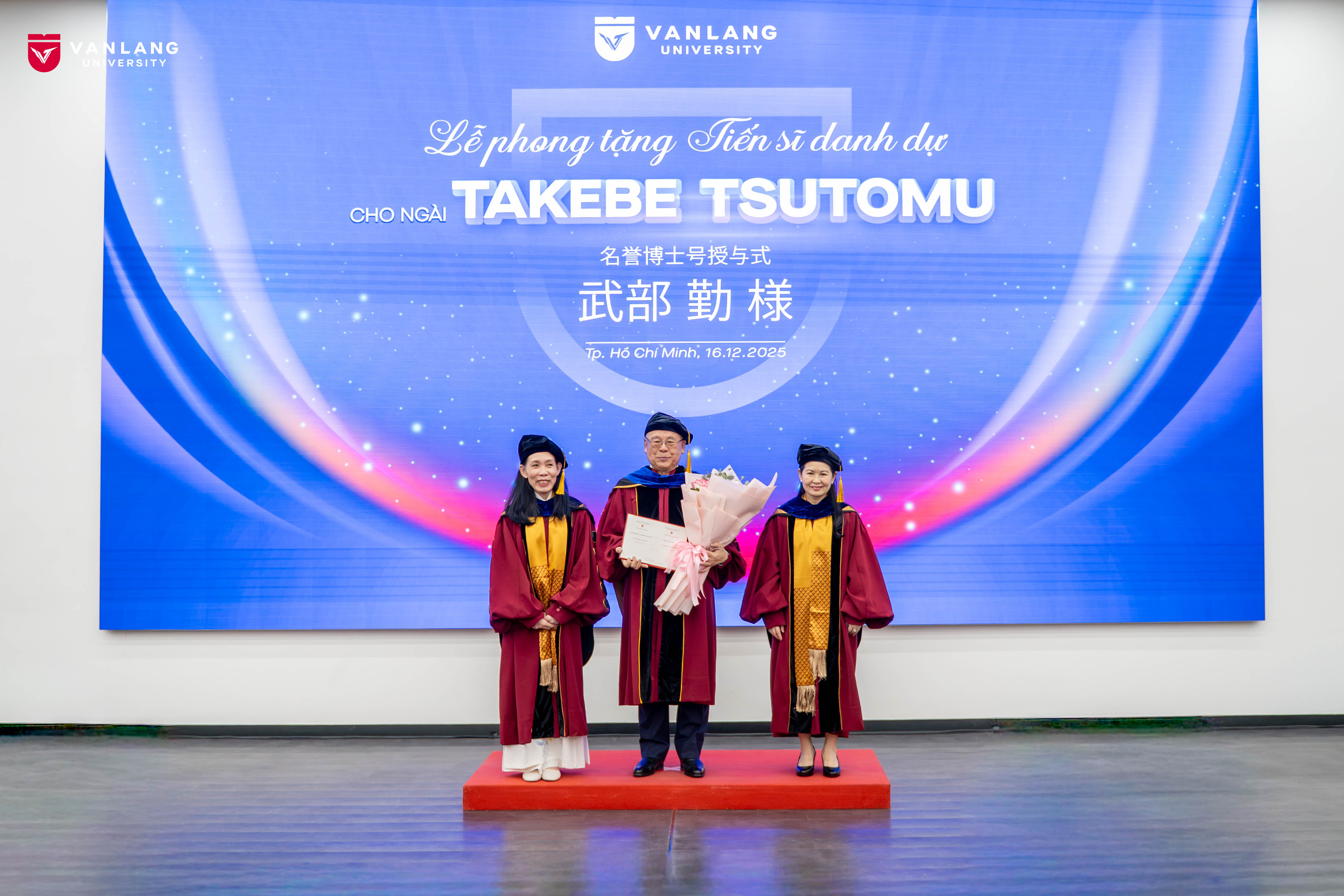 vlu-truong-dai-hoc-van-lang-phong-tang-tien-si-danh-du-cho-ngai-takebe-tsutomu-a.jpg