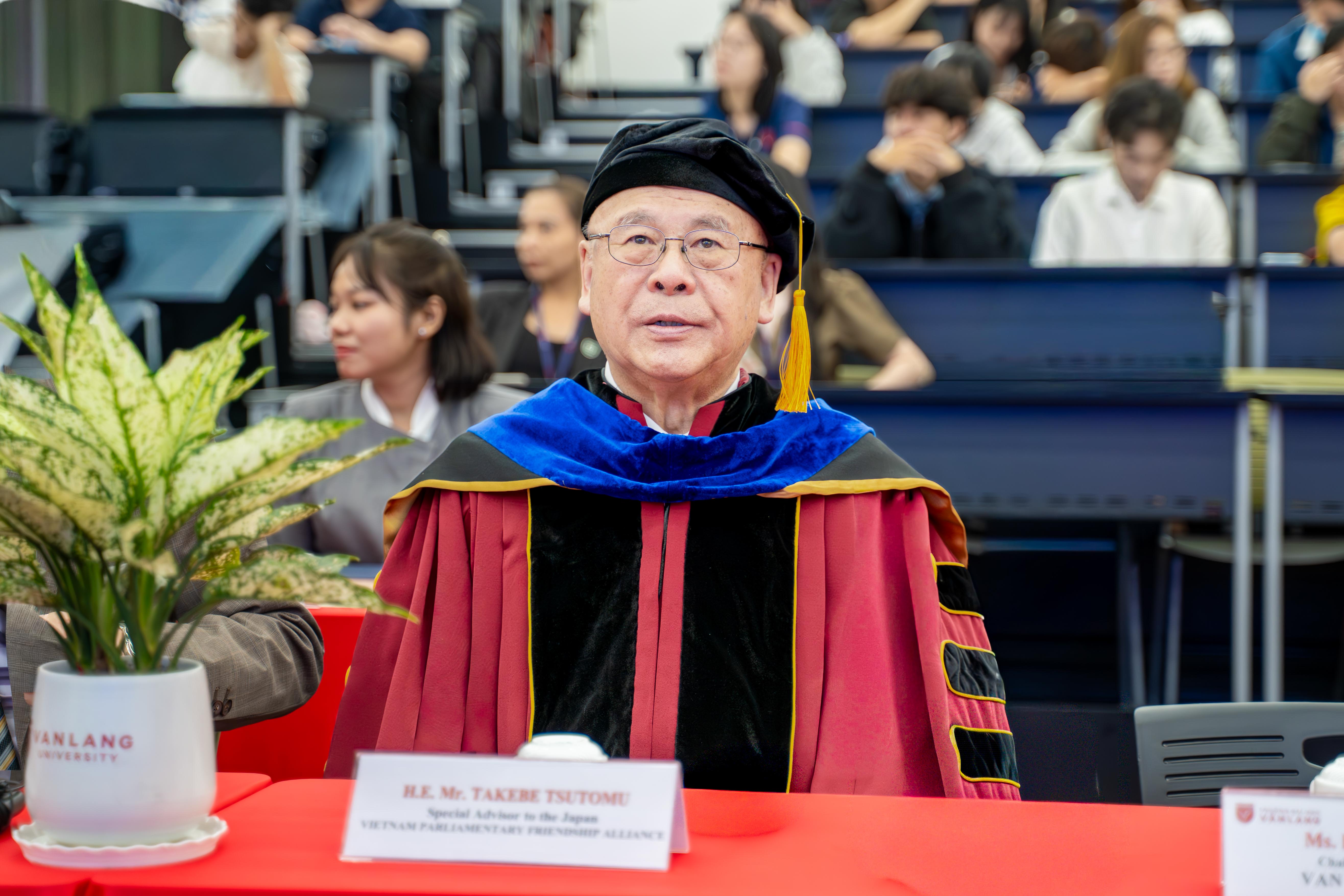 vlu-truong-dai-hoc-van-lang-phong-tang-tien-si-danh-du-cho-ngai-takebe-tsutomu-b-2.jpg