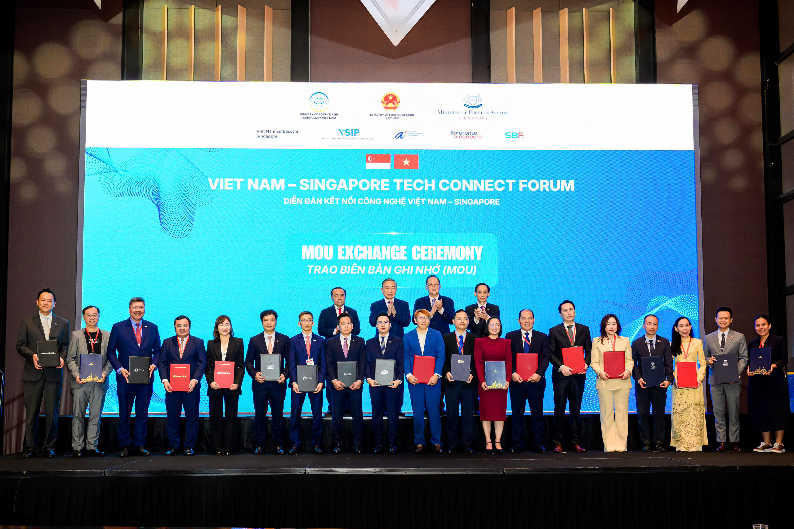 vlu-truong-dai-hoc-van-lang-va-dai-hoc-quoc-gia-singapore-(nus)-ky-ket-hop-tac-thuc-day-doi-moi-sang-tao-va-phat-trien-nang-luc-kien-tao-tuong-lai-a.jpg