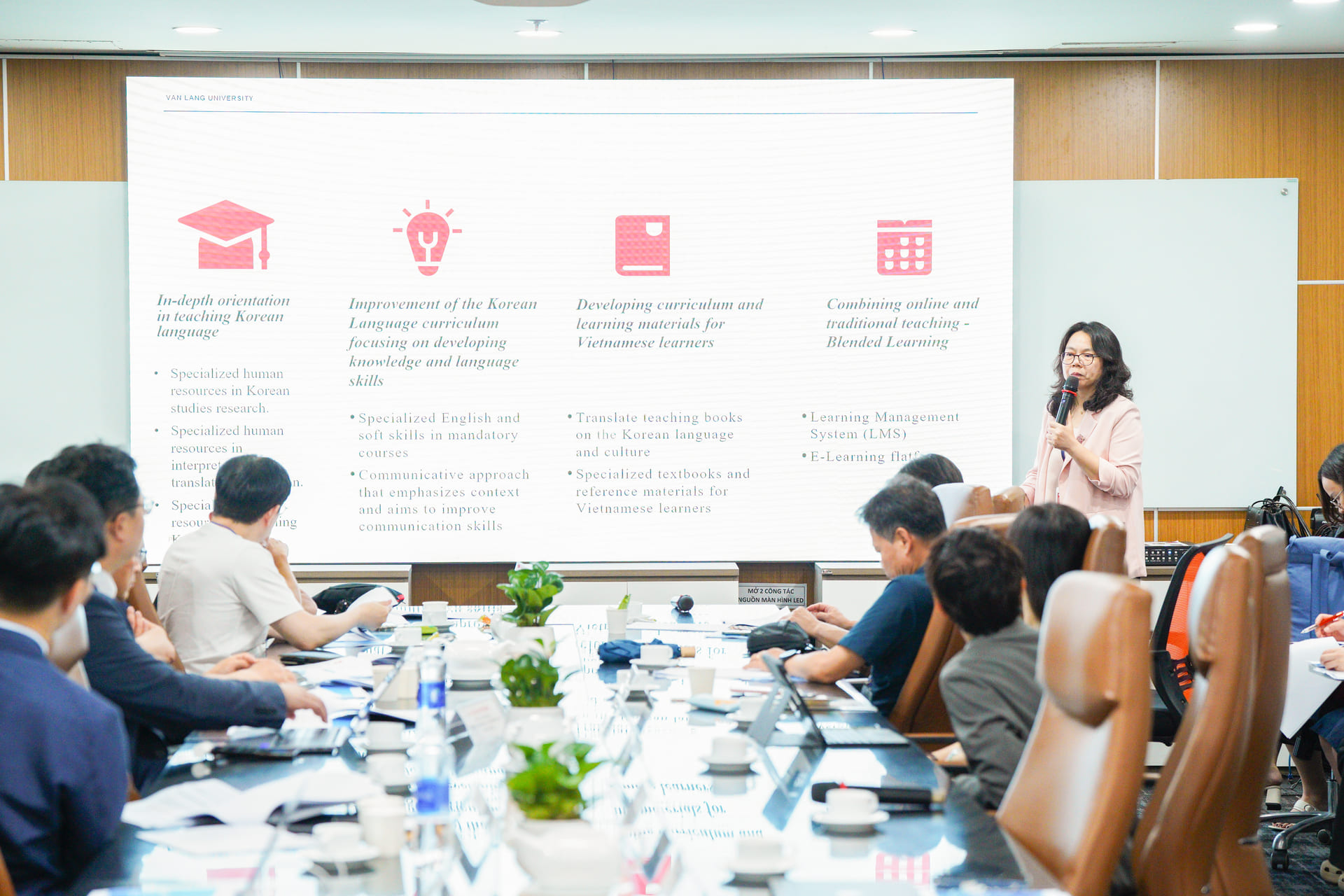 vlu-truong-dai-hoc-van-lang-va-truong-dai-hoc-su-pham-quoc-gia-seoul-han-quoc-ky-ket-mou-c.jpg