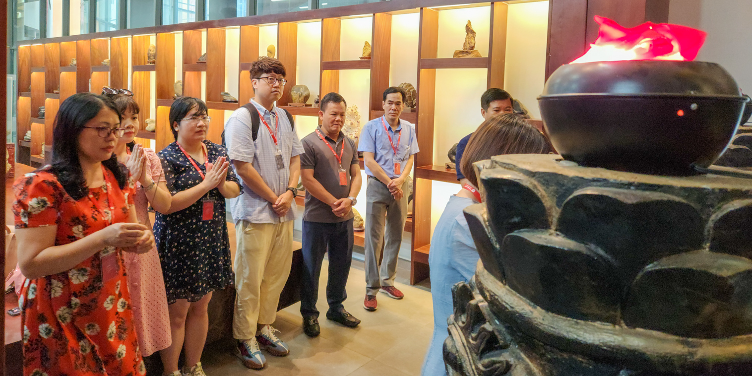 vlu-truong-ngoai-ngu-du-lich-truong-dai-hoc-cong-nghiep-ha-noi-den-tham-d.jpg
