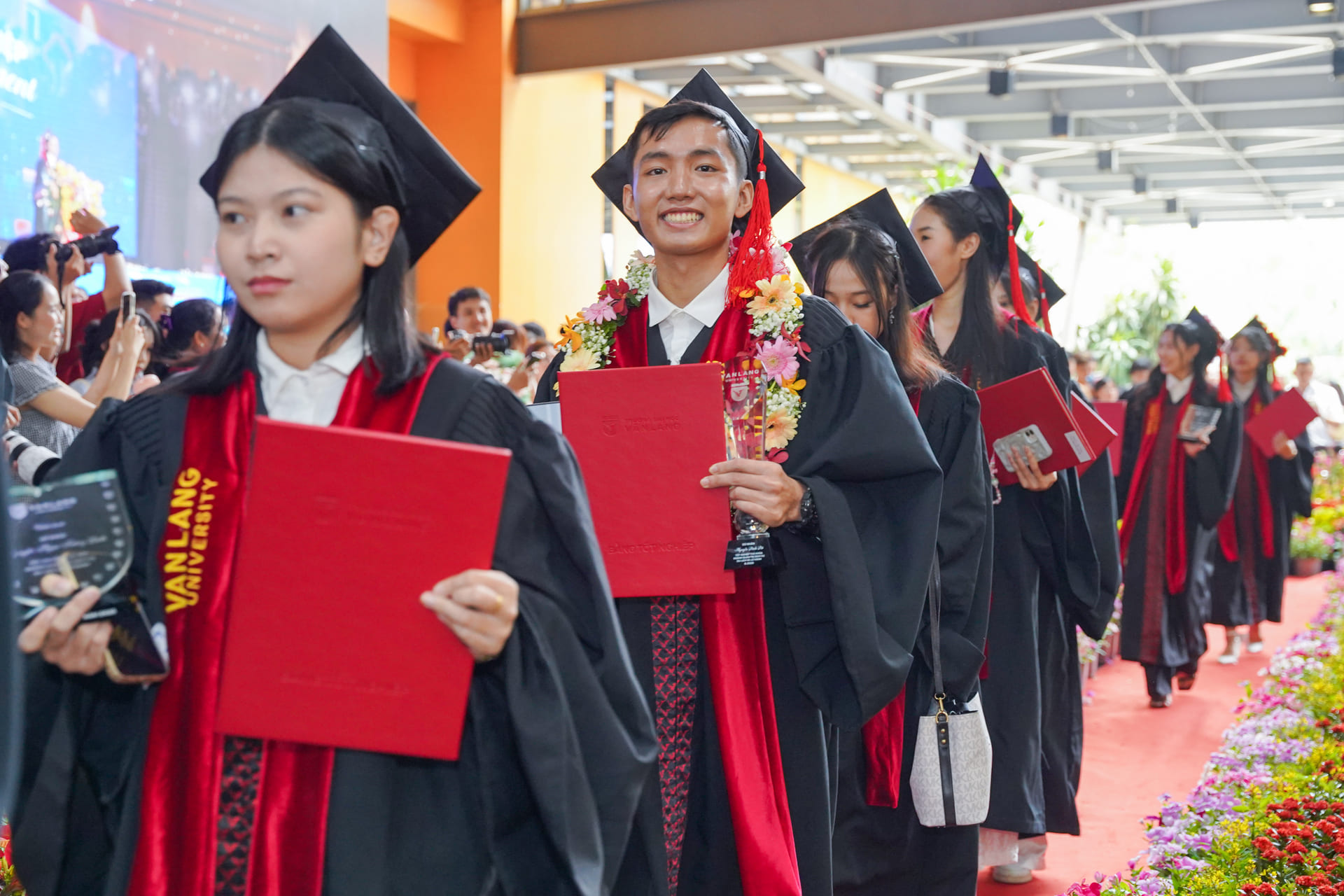vlu-tu-noi-so-thay-doi-den-ban-linh-hoi-nhap-quoc-te-cau-chuyen-cua-thu-khoa-du-lich-khoa-27-d.jpg