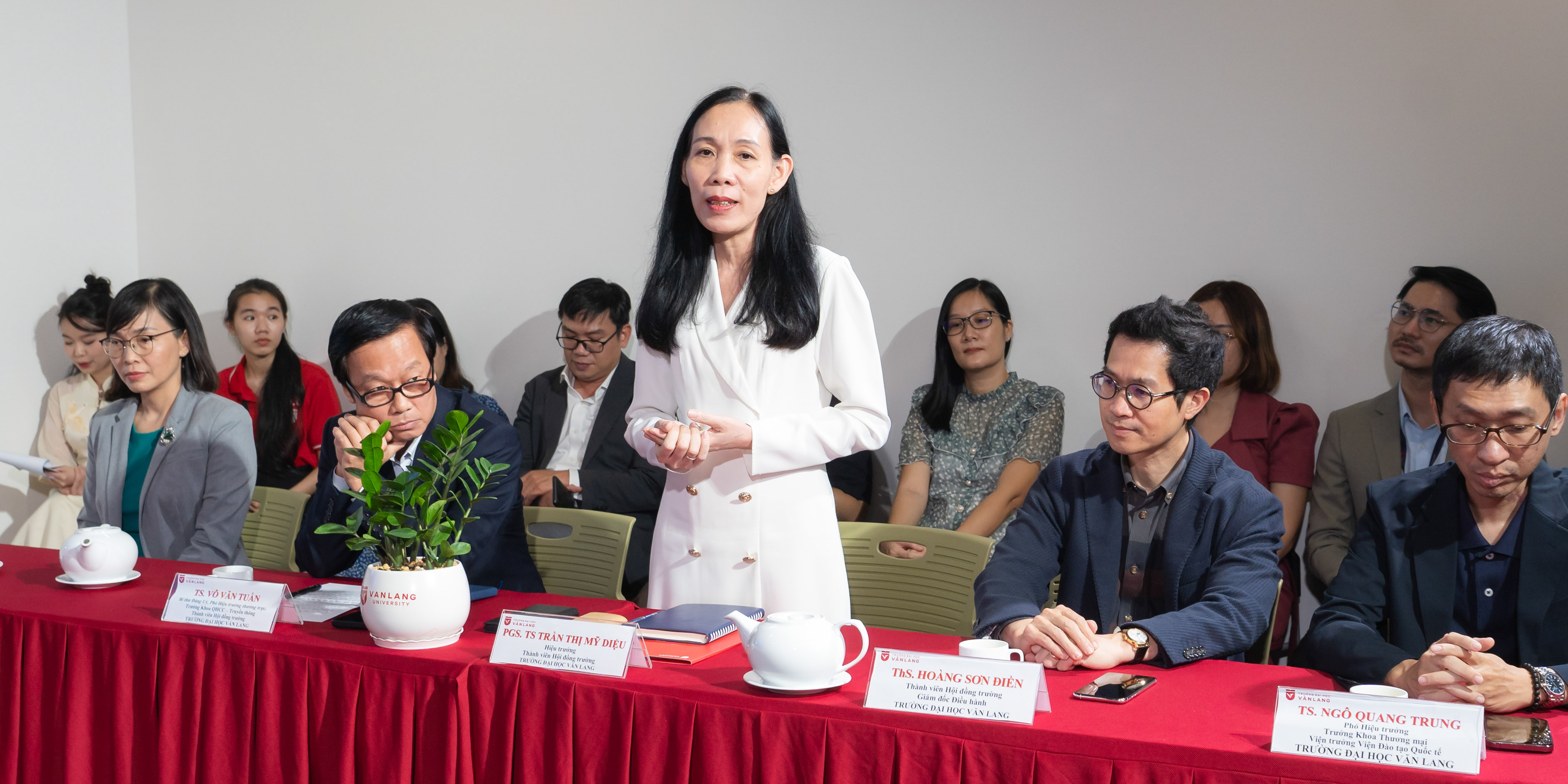 vlu-va-bao-thanh-nien-ky-ket-hop-tac-dao-tao-mo-ra-co-hoi-moi-cho-sinh-vien-nganh-truyen-thong-b.jpg