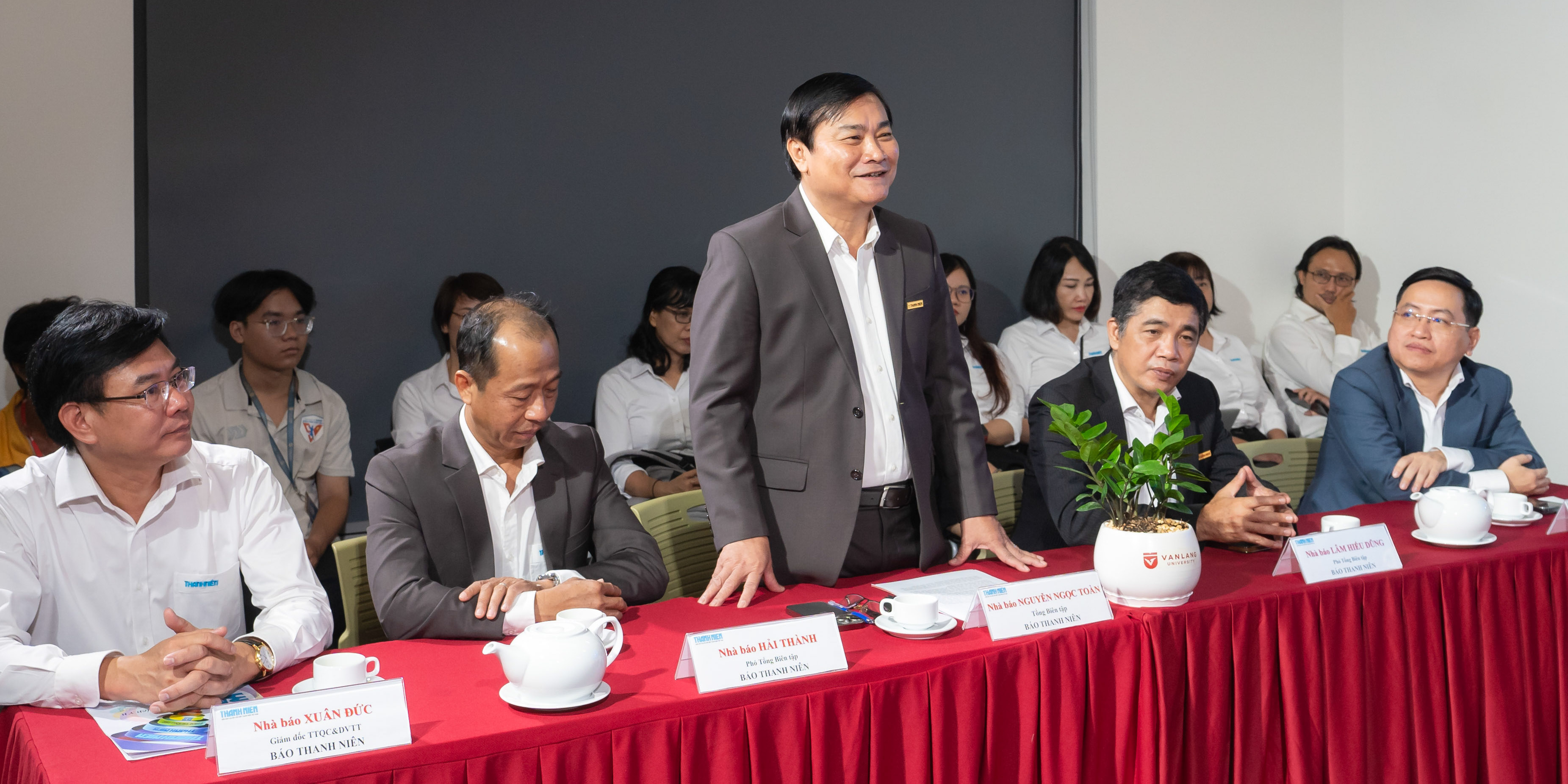vlu-va-bao-thanh-nien-ky-ket-hop-tac-dao-tao-mo-ra-co-hoi-moi-cho-sinh-vien-nganh-truyen-thong-c.jpg
